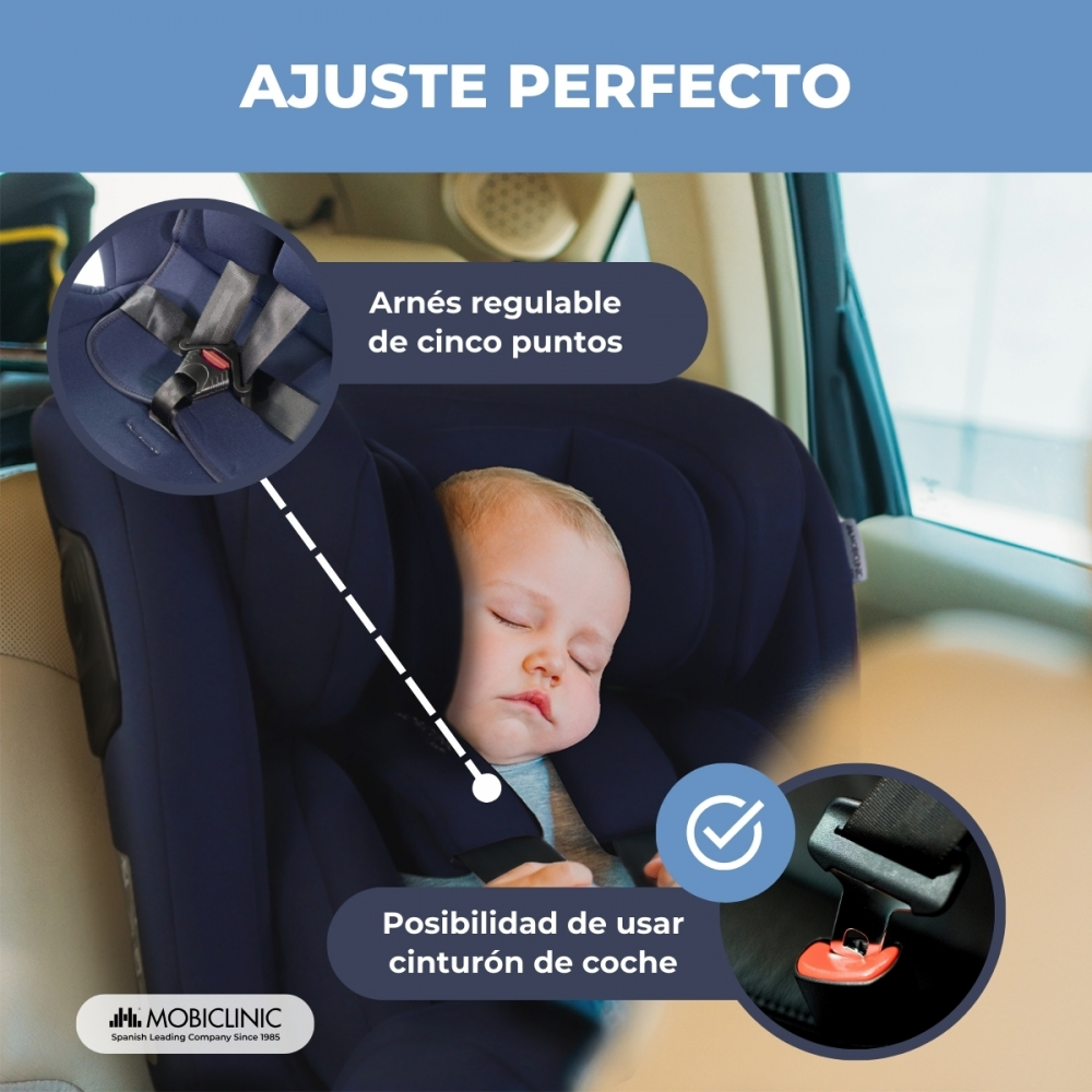 Un bebé duerme en una silla de coche azul. Arnés de cinco puntos.