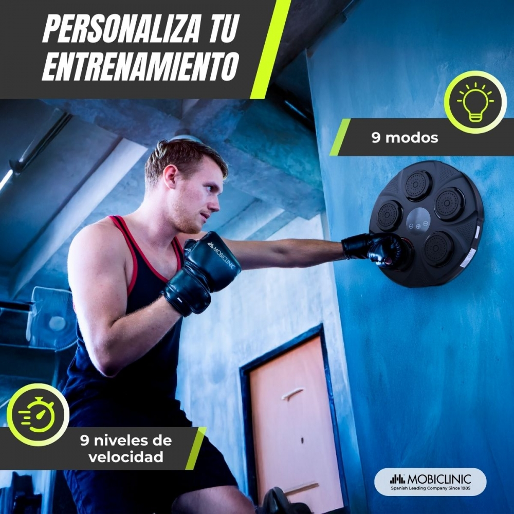 Un hombre boxea un dispositivo de entrenamiento con 9 modos y niveles de velocidad.