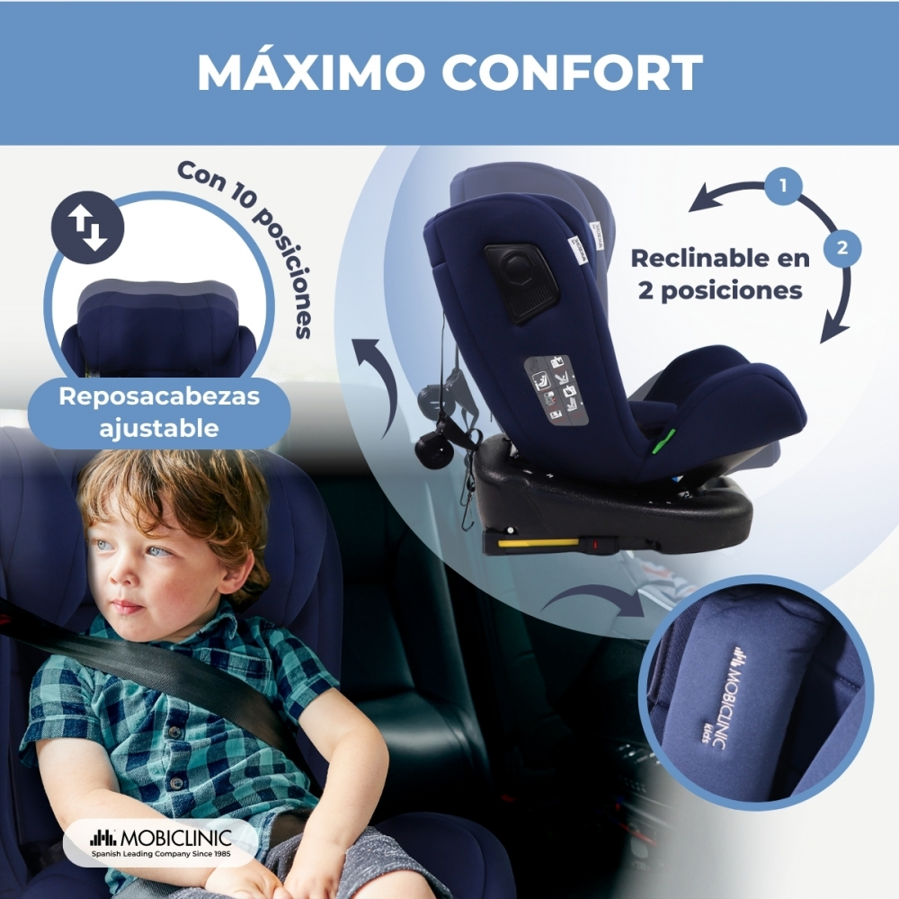 Un niño se sienta en una silla de coche azul marino con reposacabezas y reclinación.