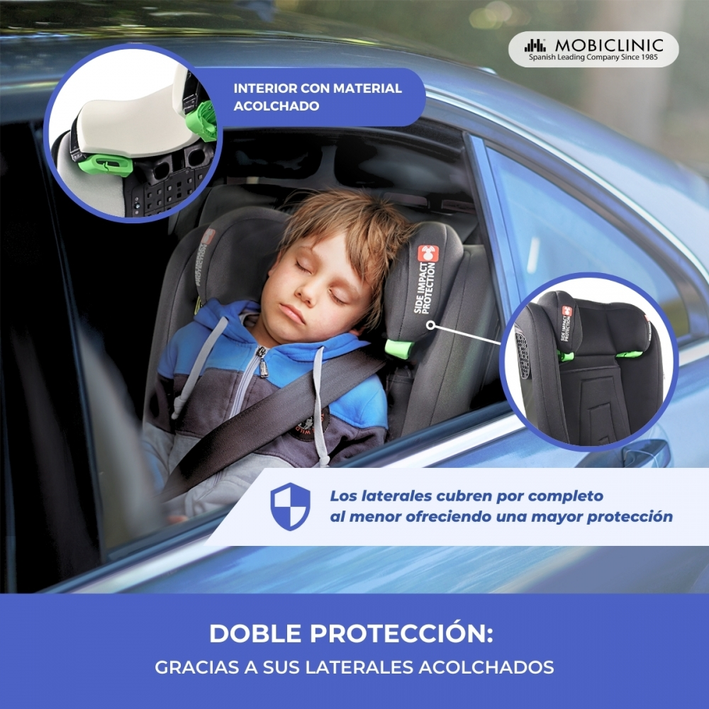 Niño duerme en asiento de coche acolchado con protección lateral.