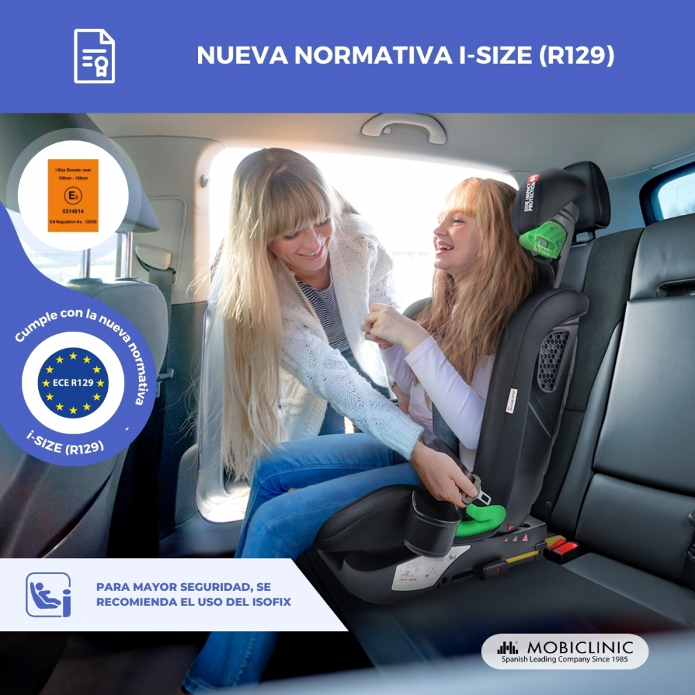 Mujer ayuda a niña a abrocharse cinturón de silla auto. Norma ECE R129.