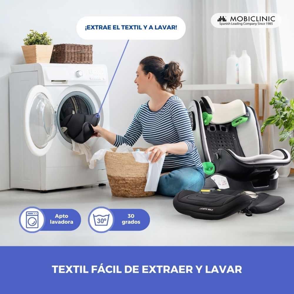 Mujer mete funda de silla de coche en lavadora. Lavable a 30°C.