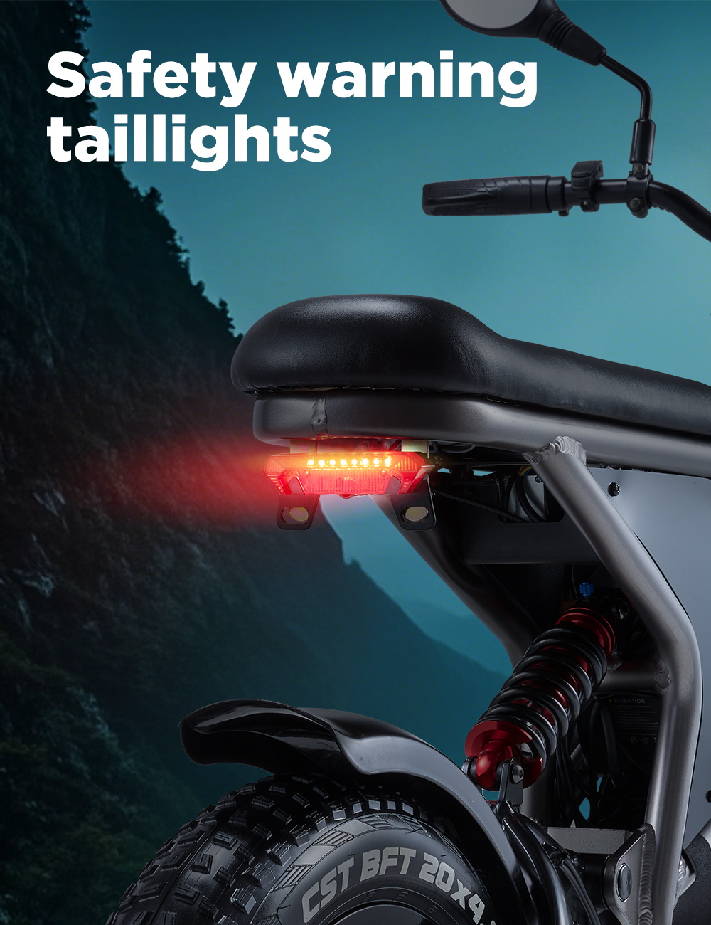 Luz trasera roja de una motocicleta con paisaje montañoso.