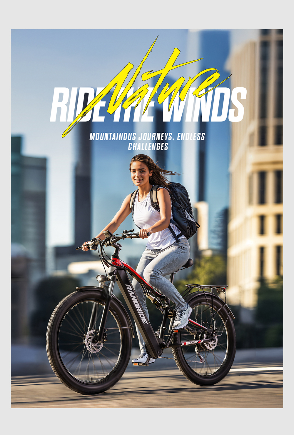 Una mujer monta una bicicleta eléctrica en la ciudad, con rascacielos al fondo.