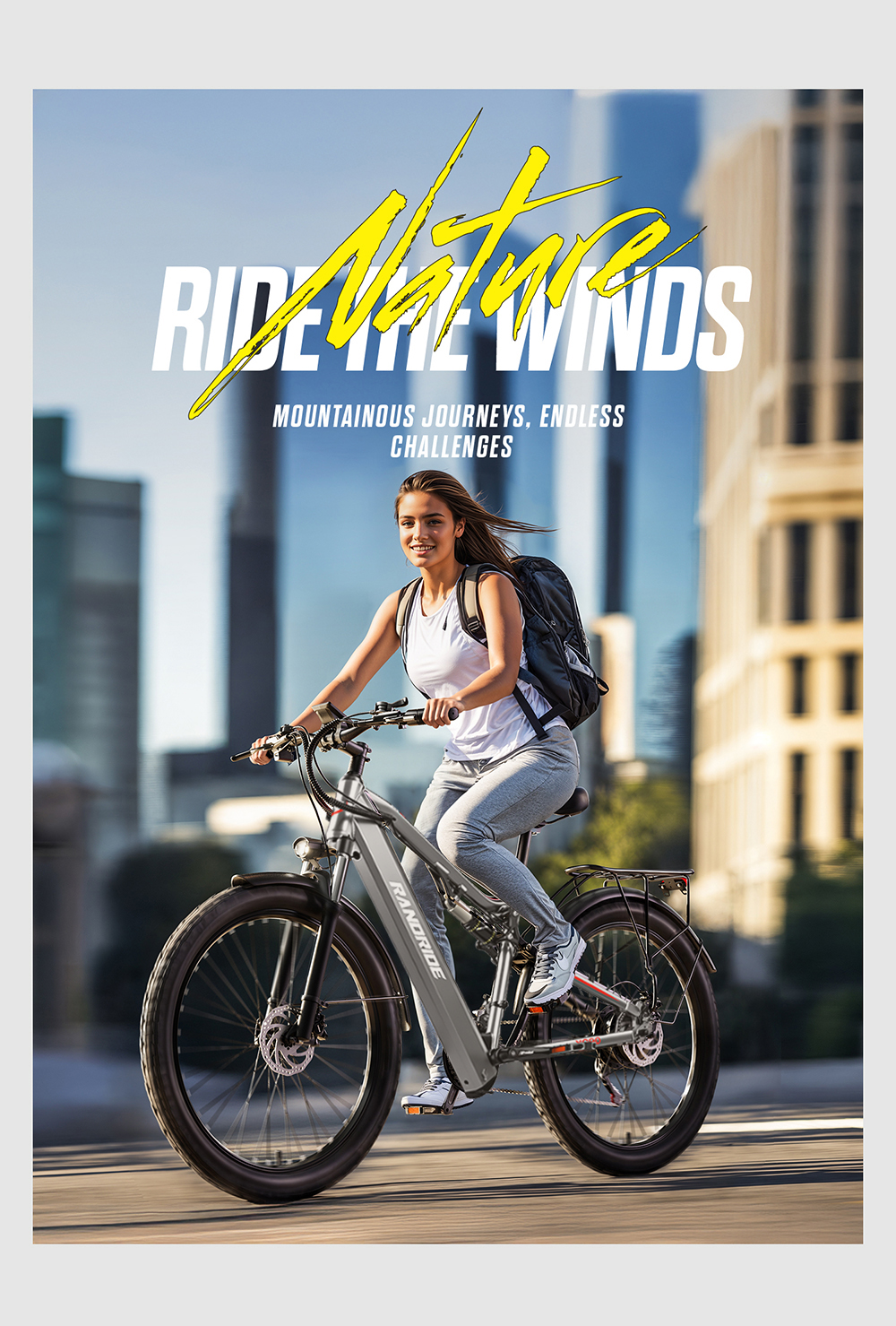 Mujer monta bicicleta eléctrica en calle urbana con edificios altos.