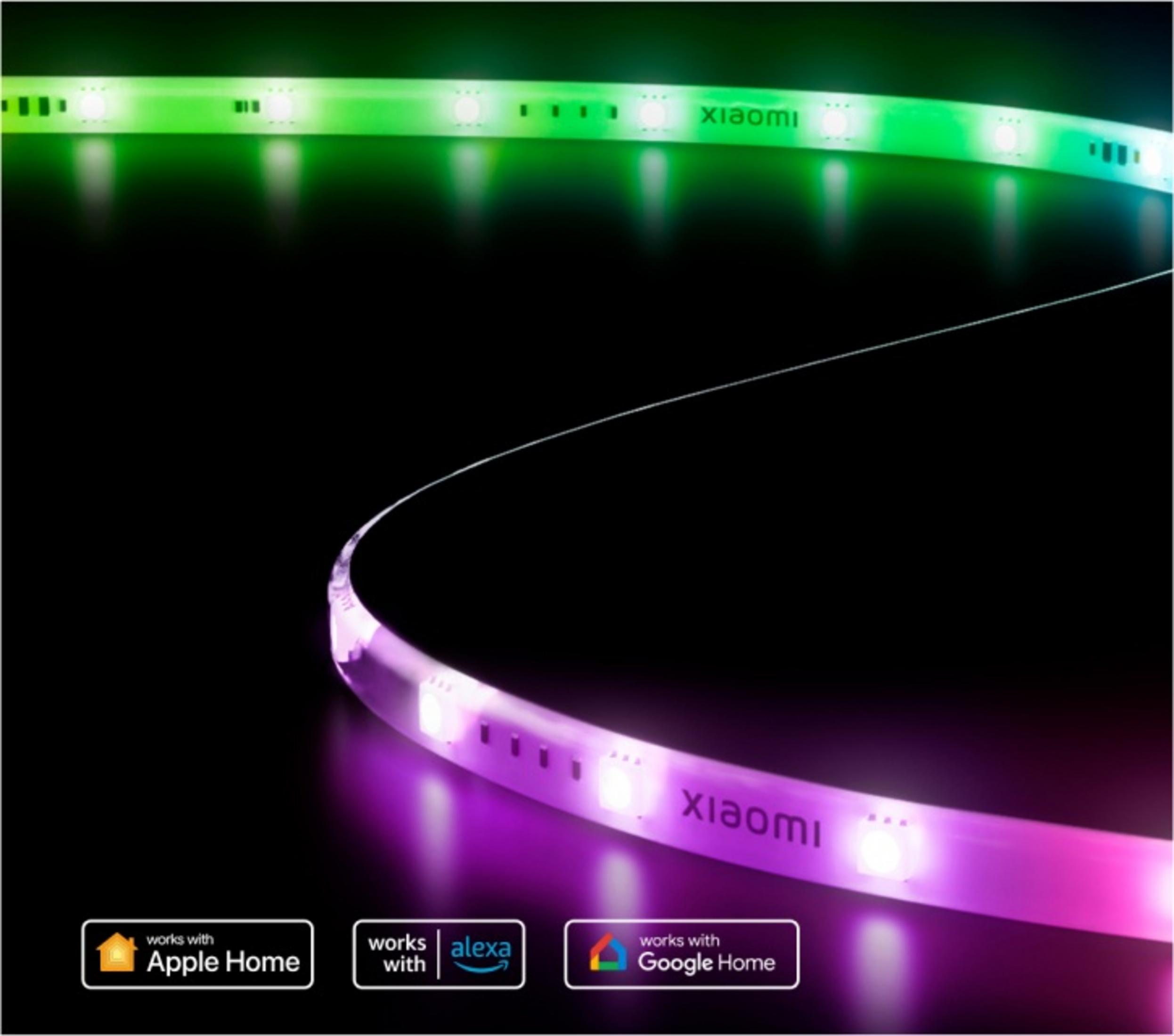 Yeşil ve mor tonlarda parlayan Xiaomi LED ışık şeridi, Apple Home, Alexa ve Google Home logoları.