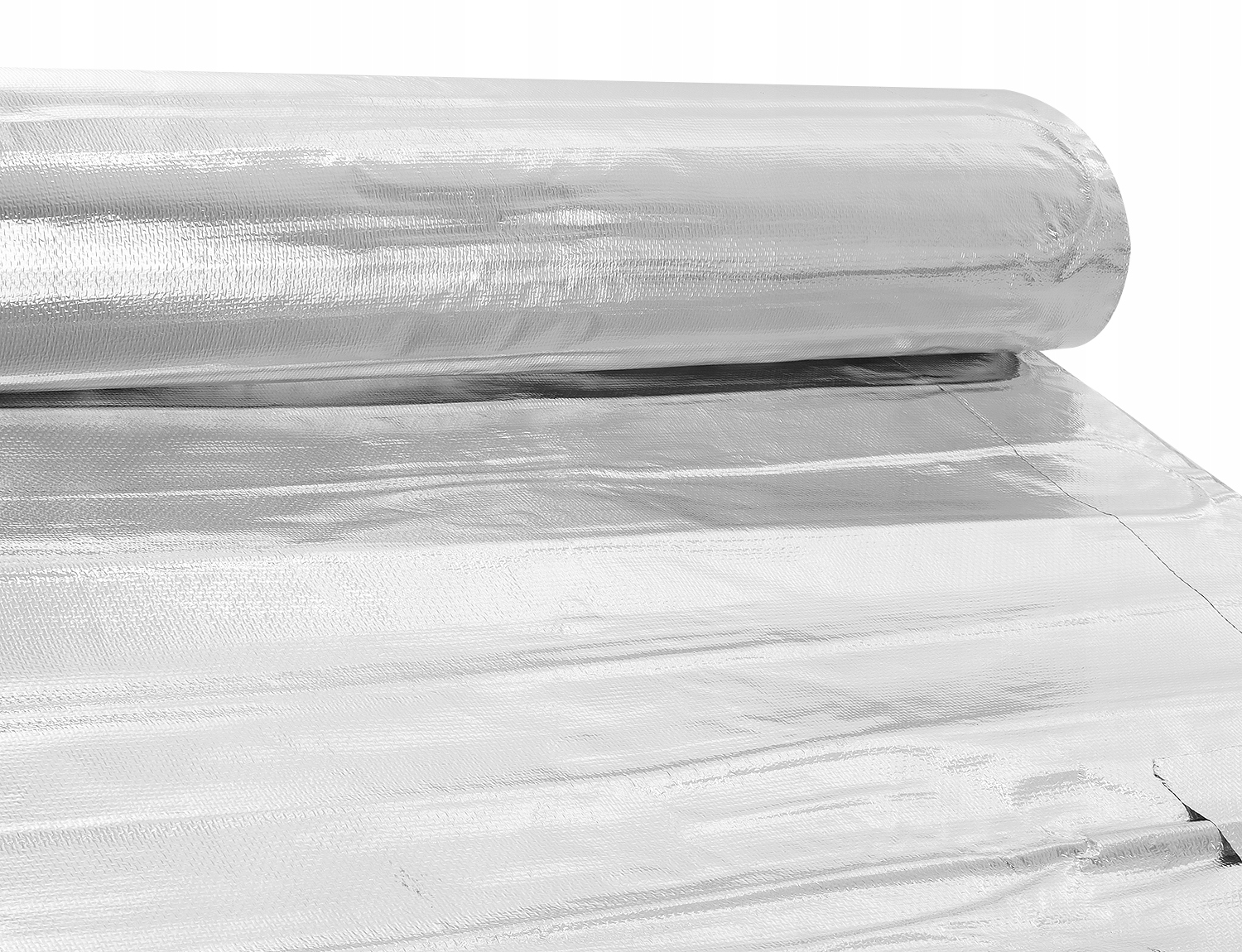 Rolka srebrnego materiału izolacyjnego o teksturowanej powierzchni.