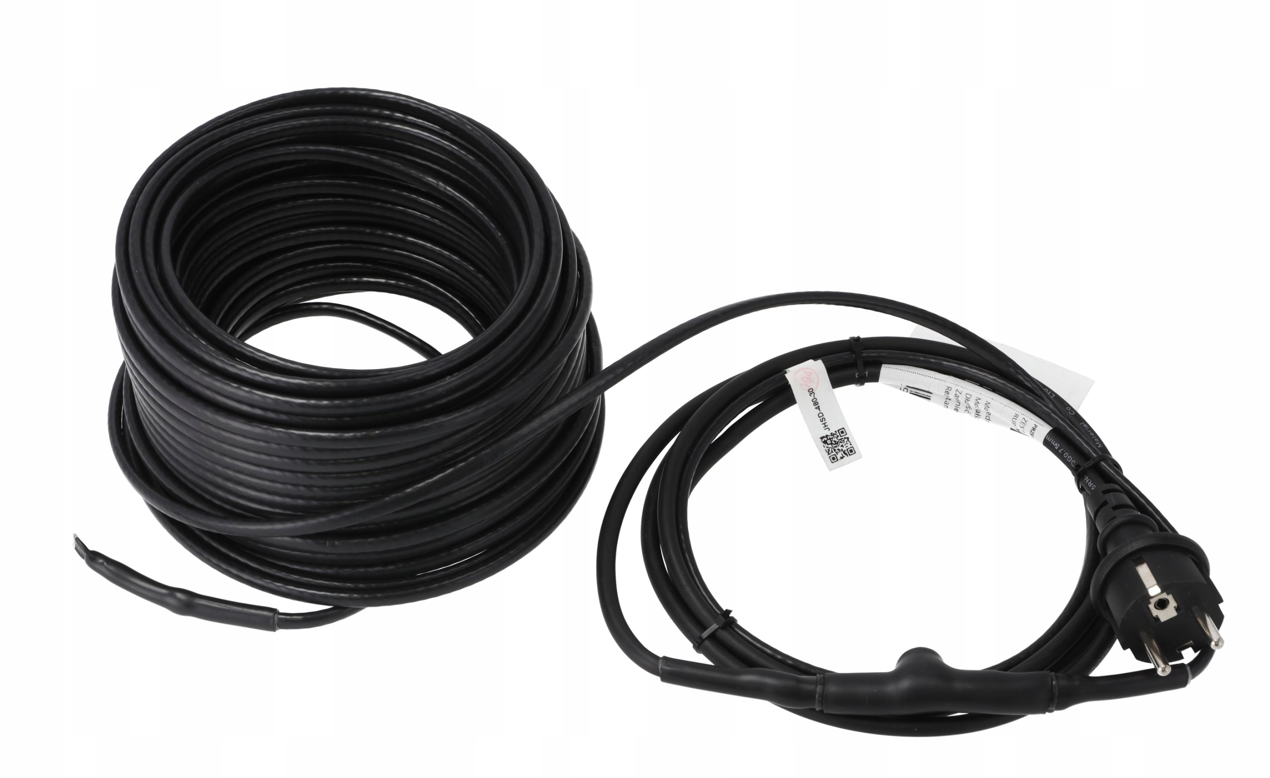 Czarny kabel z wtyczką, zwinięty i rozwinięty, z etykietami.