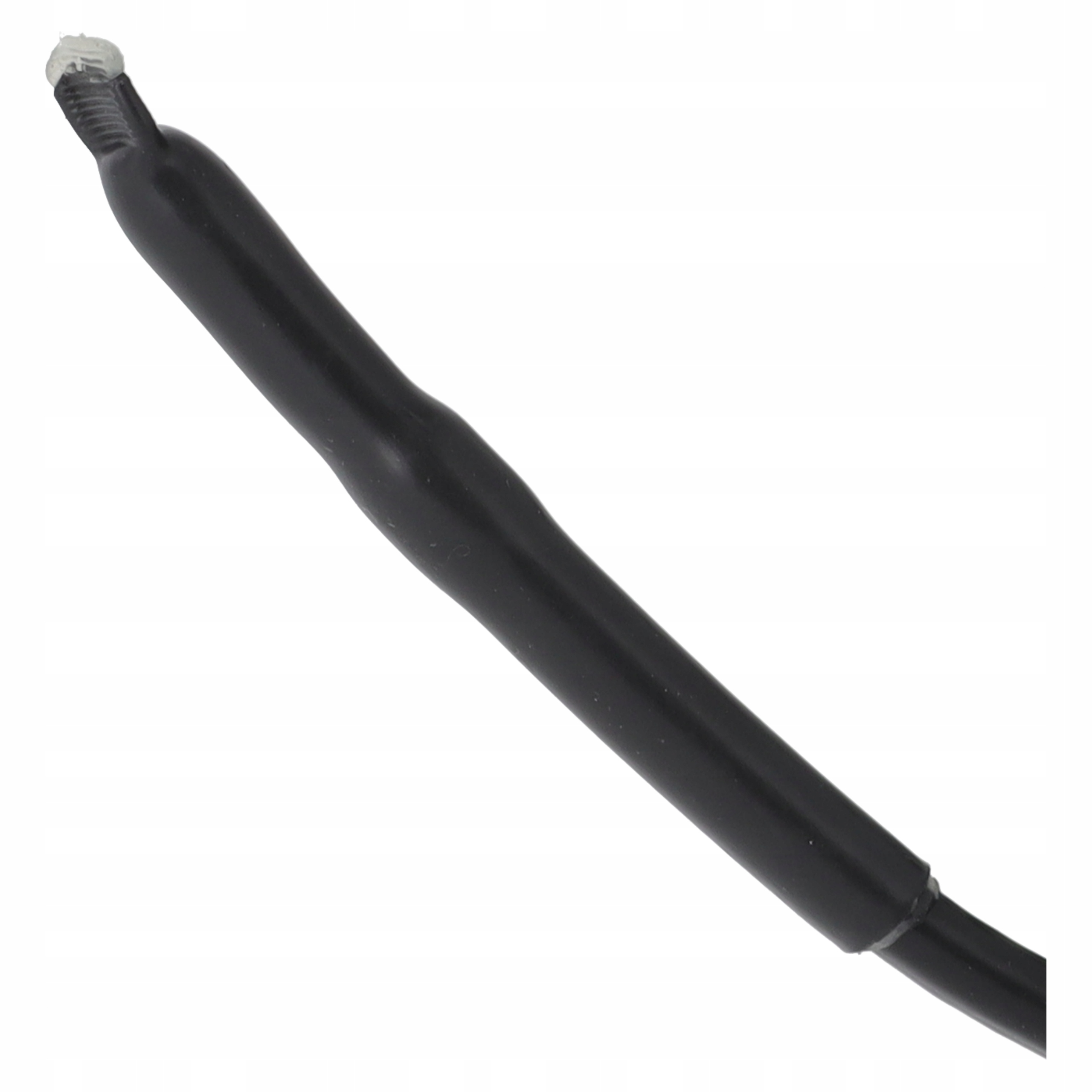 Czarny kabel z białym drutem na końcu, na białym tle.
