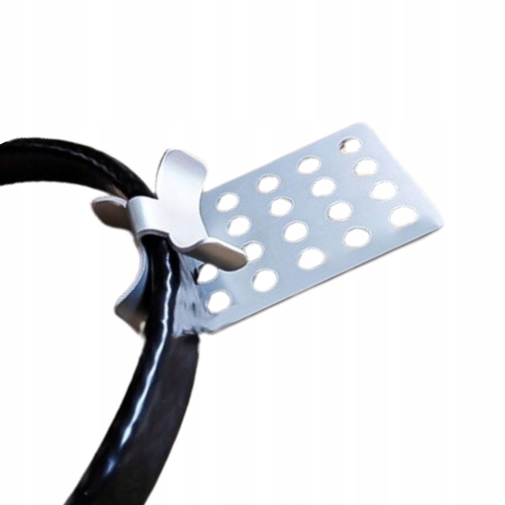 Metalowy klips z otworami mocuje czarny kabel na białym tle.