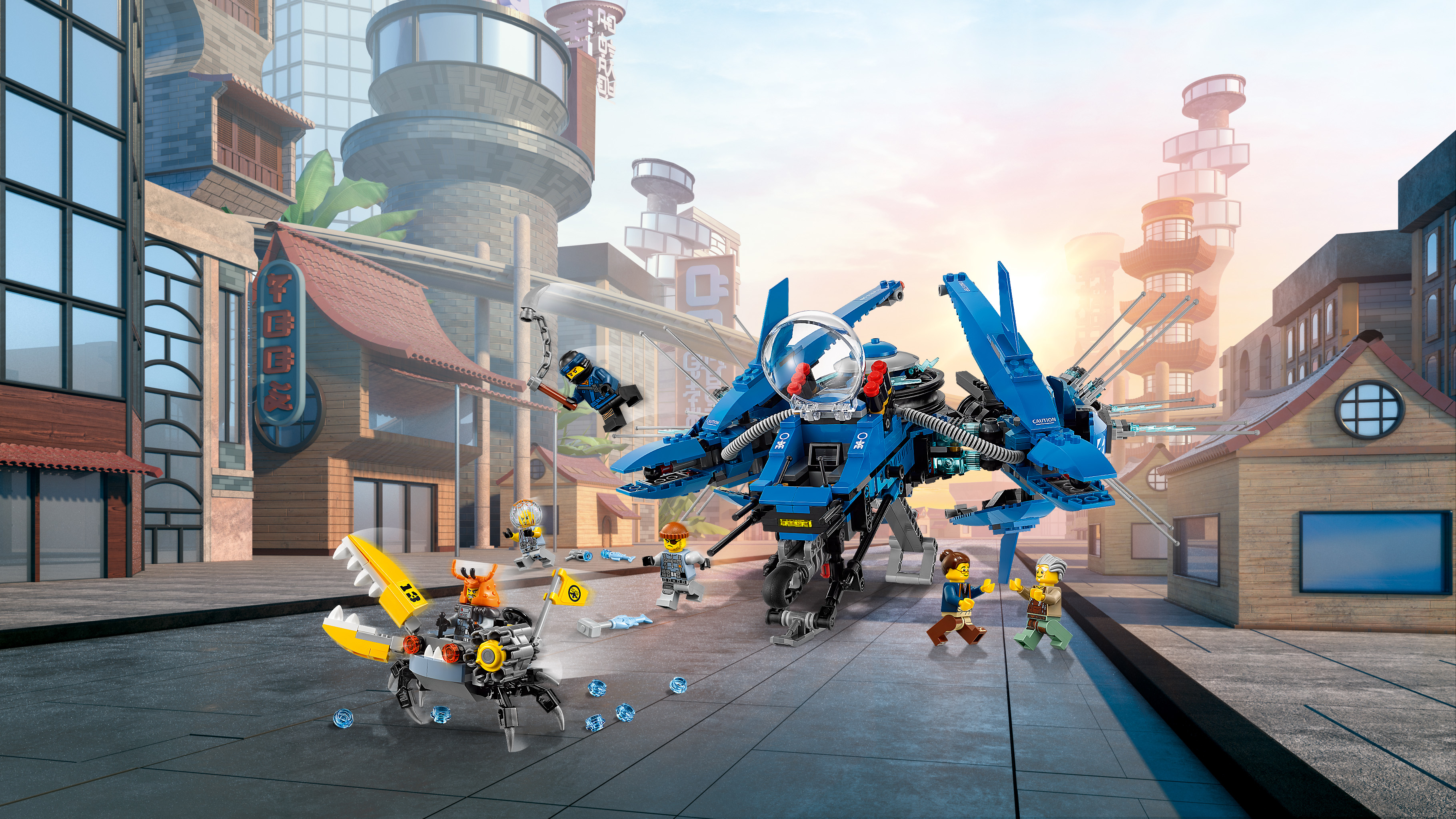 Niebieski pojazd typu mech Lego stoi na ulicy przed budynkami z postaciami Ninjago.