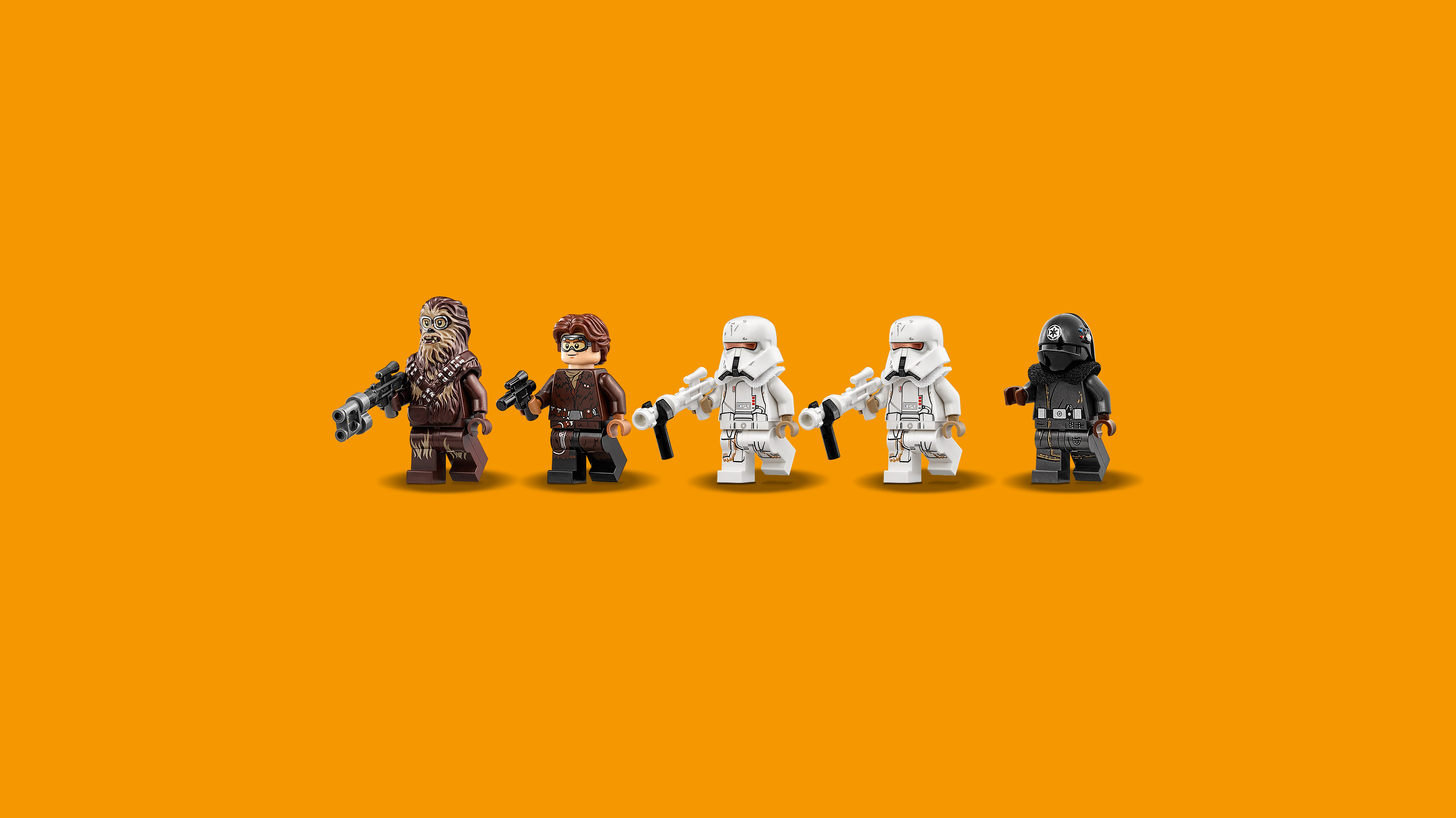 Pięć figurek Lego: Chewbacca, Han Solo i trzech szturmowców na pomarańczowym tle.