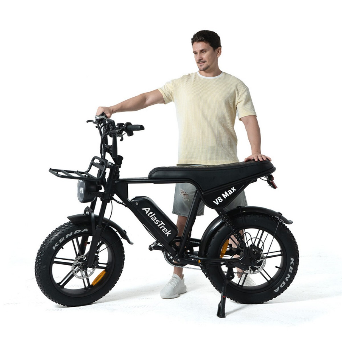 Mężczyzna stoi obok czarnego roweru elektrycznego V8 Max z szerokimi oponami i przednim koszem.