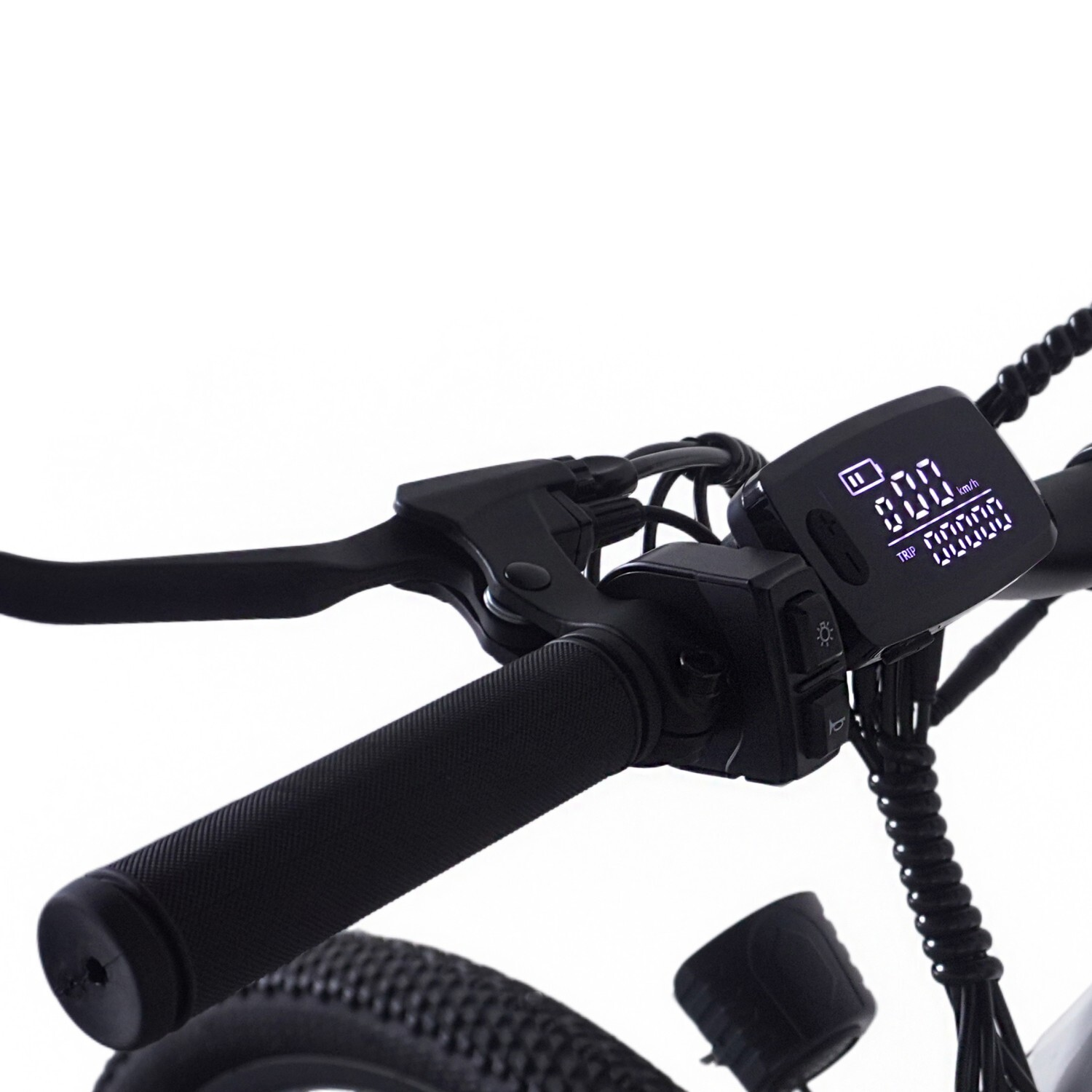 Zbliżenie kierownicy roweru elektrycznego z wyświetlaczem, chwytem i hamulcem.