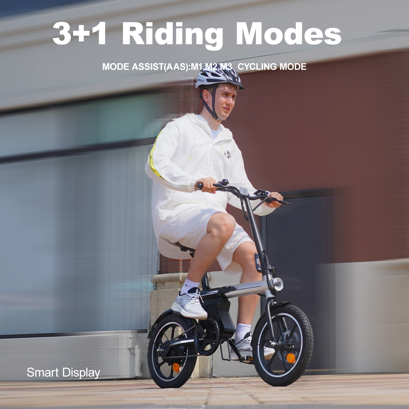 Mężczyzna na składanym rowerze elektrycznym w kasku i białej odzieży.