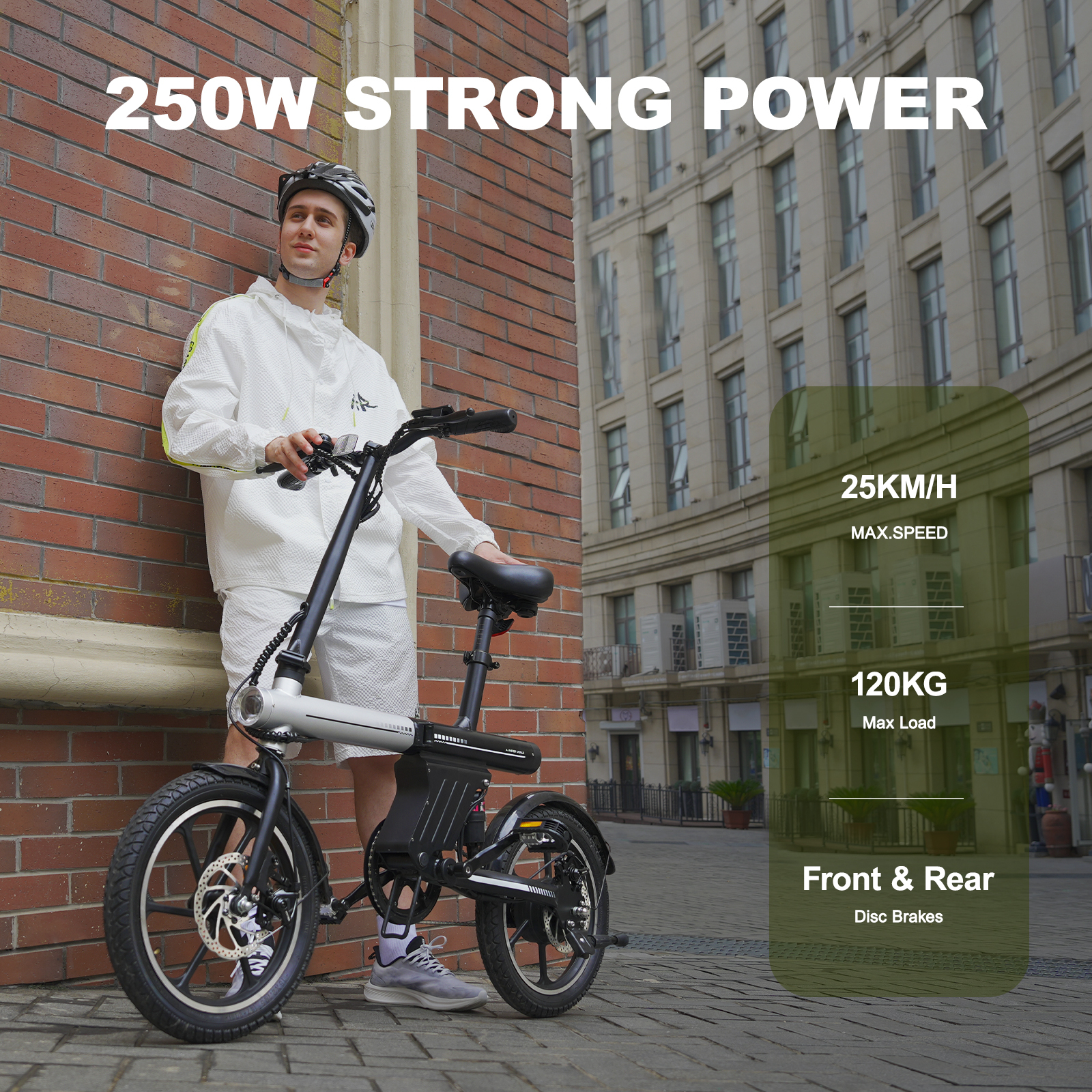 Mężczyzna w kasku stoi obok srebrno-czarnego roweru elektrycznego.