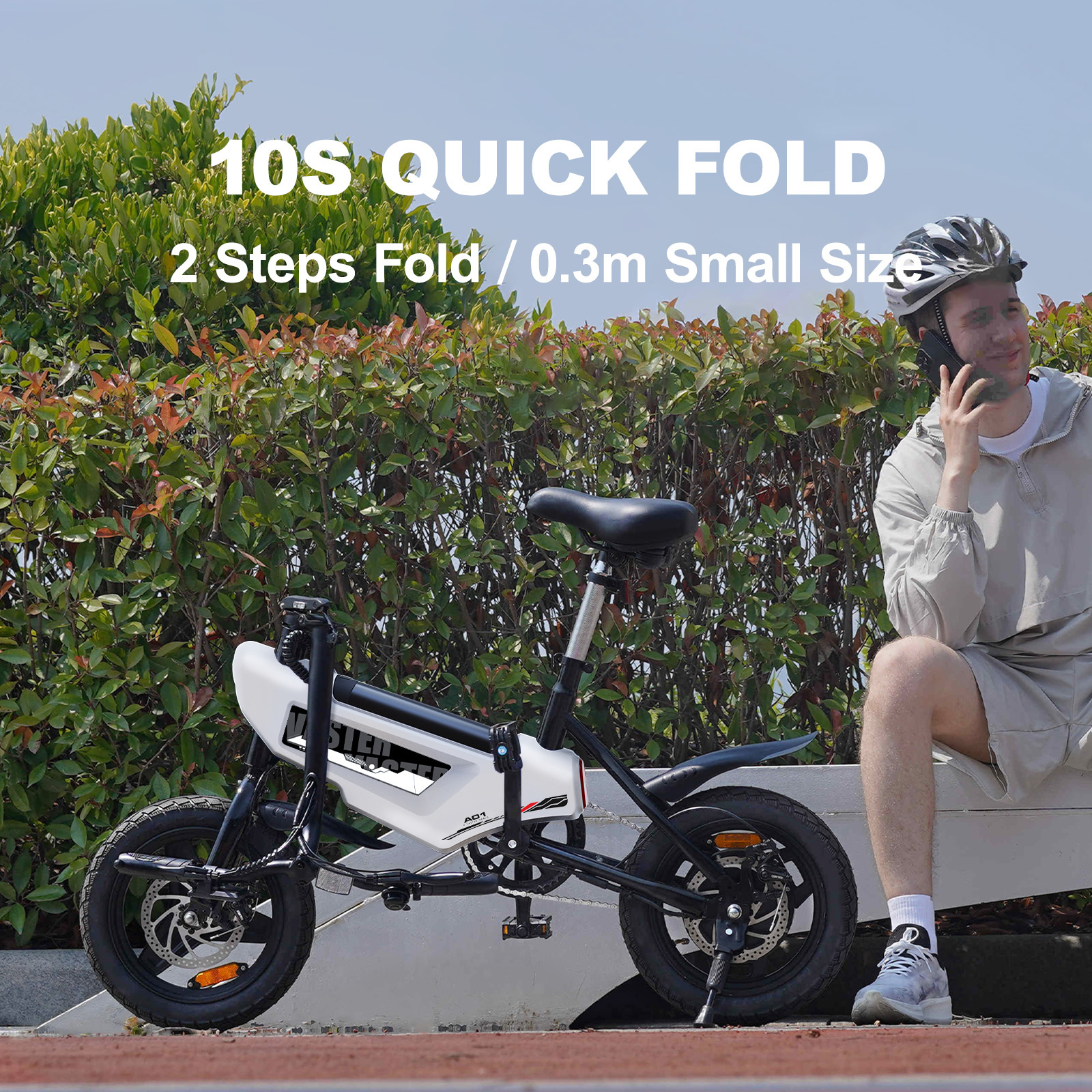 Mężczyzna rozmawiający przez telefon siedzi obok złożonego białego roweru elektrycznego przed żywopłotem.