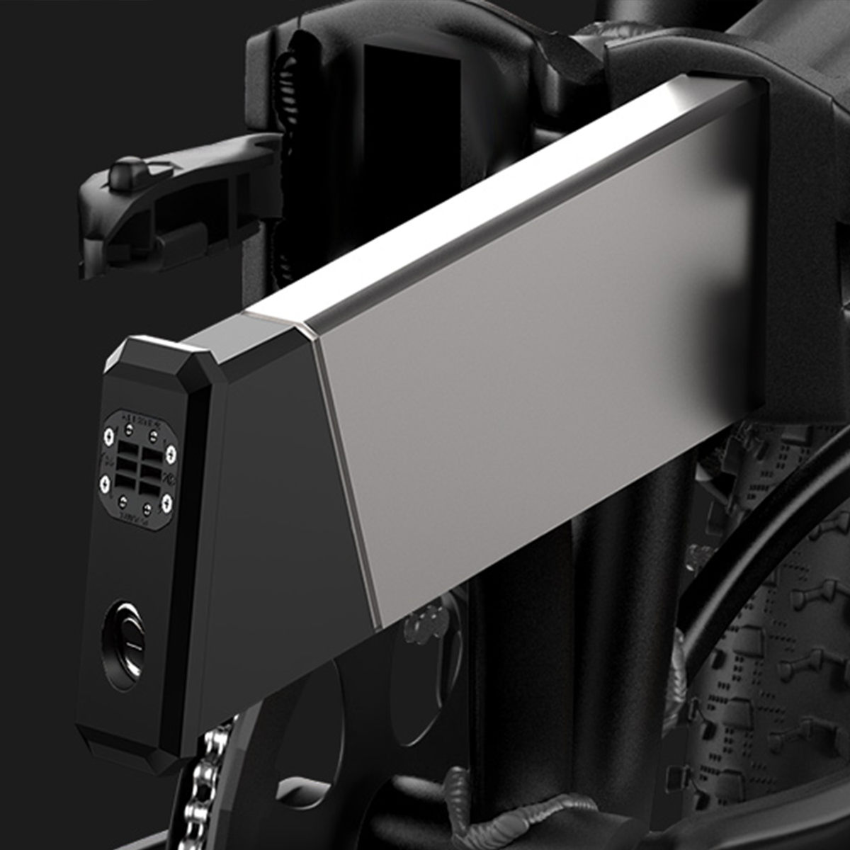 Zbliżenie czarno-srebrnej baterii rowerowej z portami i zamkiem.