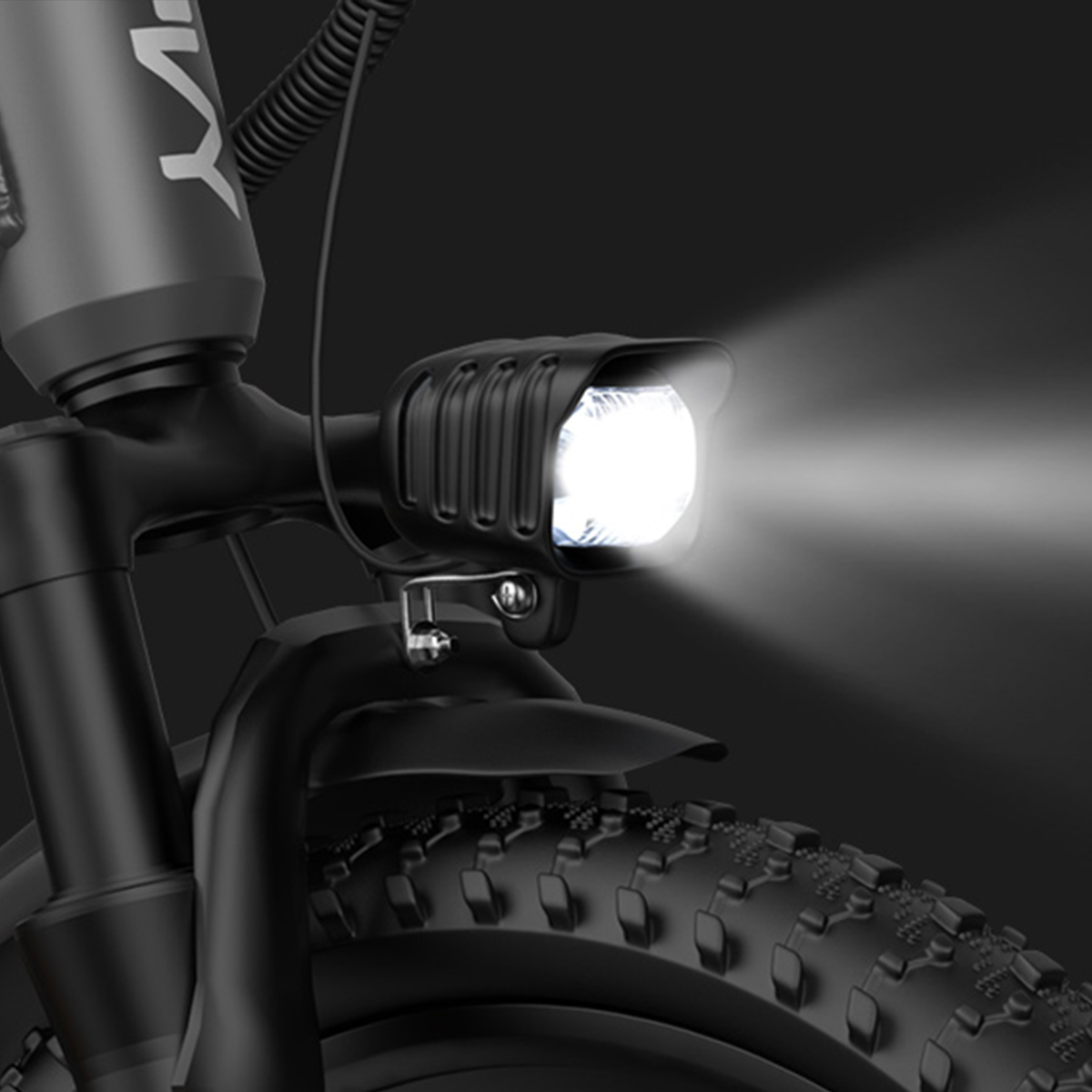 Ein schwarzer Fahrradscheinwerfer leuchtet hell auf einem dunklen Hintergrund.