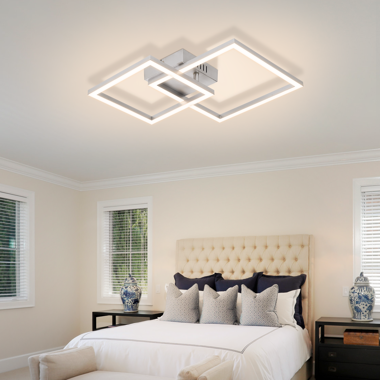 Camera da letto moderna con letto, due comodini, due finestre e lampada da soffitto.