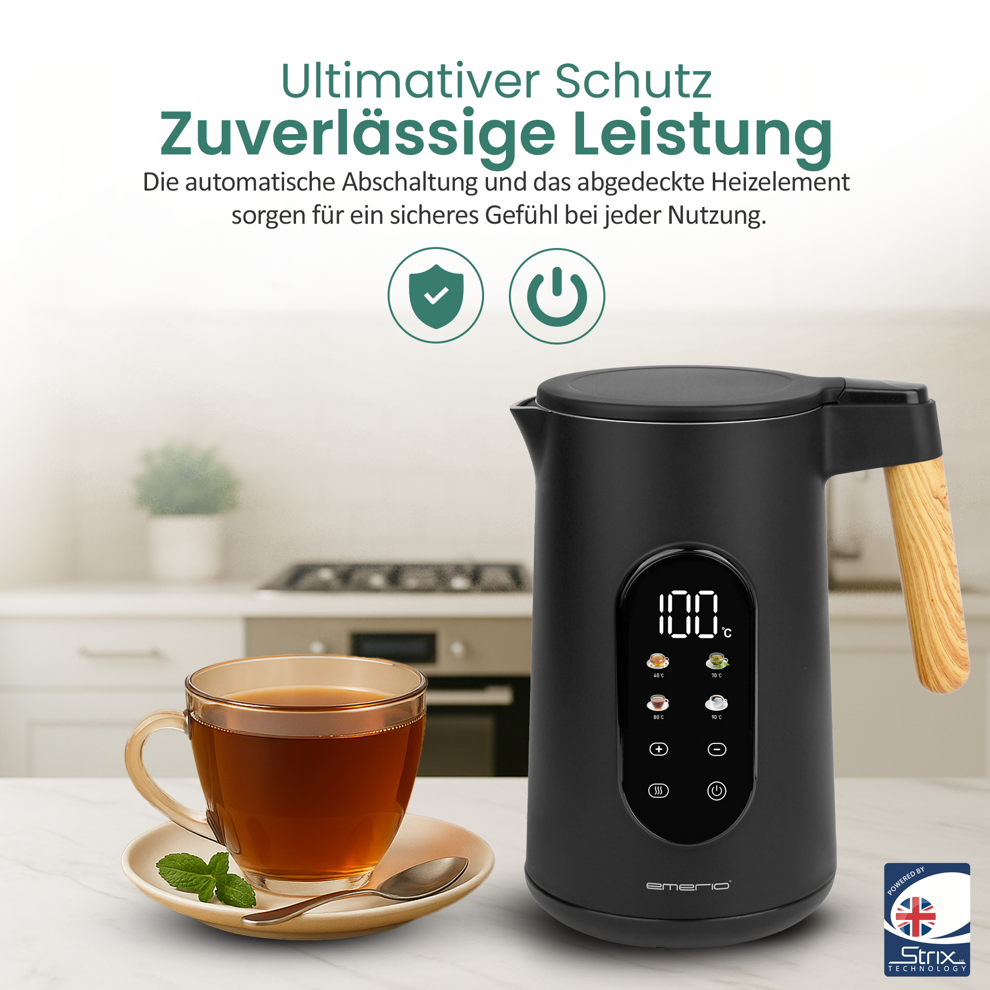 Schwarzer Wasserkocher mit Holzgriff, zeigt 100 Grad an. Daneben eine Tasse Tee.