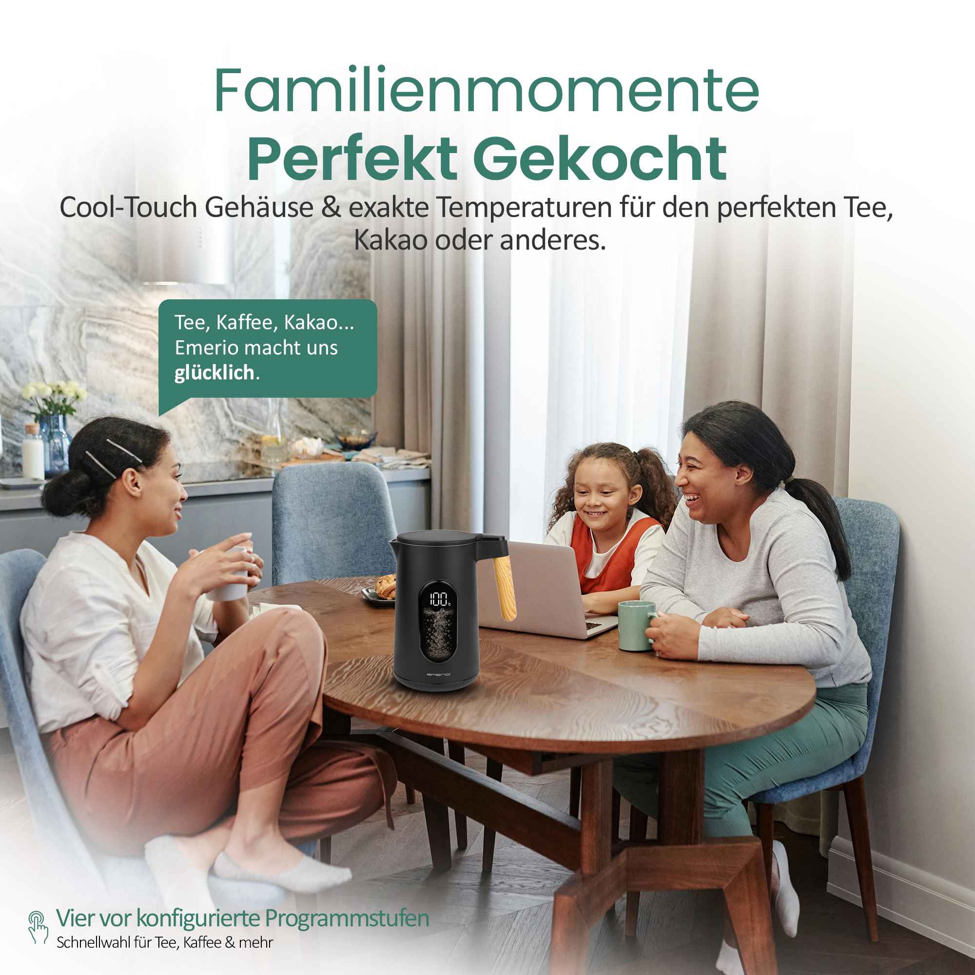 Eine Familie sitzt am Tisch, ein Wasserkocher kocht.