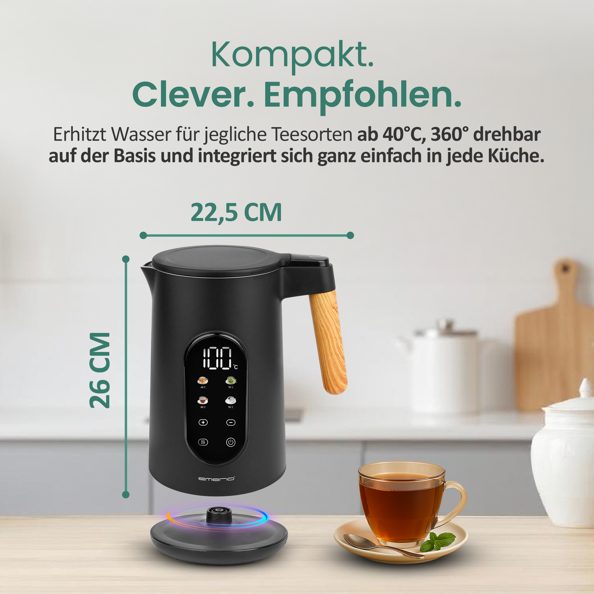 Schwarzer Wasserkocher mit Holzgriff, digitaler Anzeige und einer Tasse Tee.