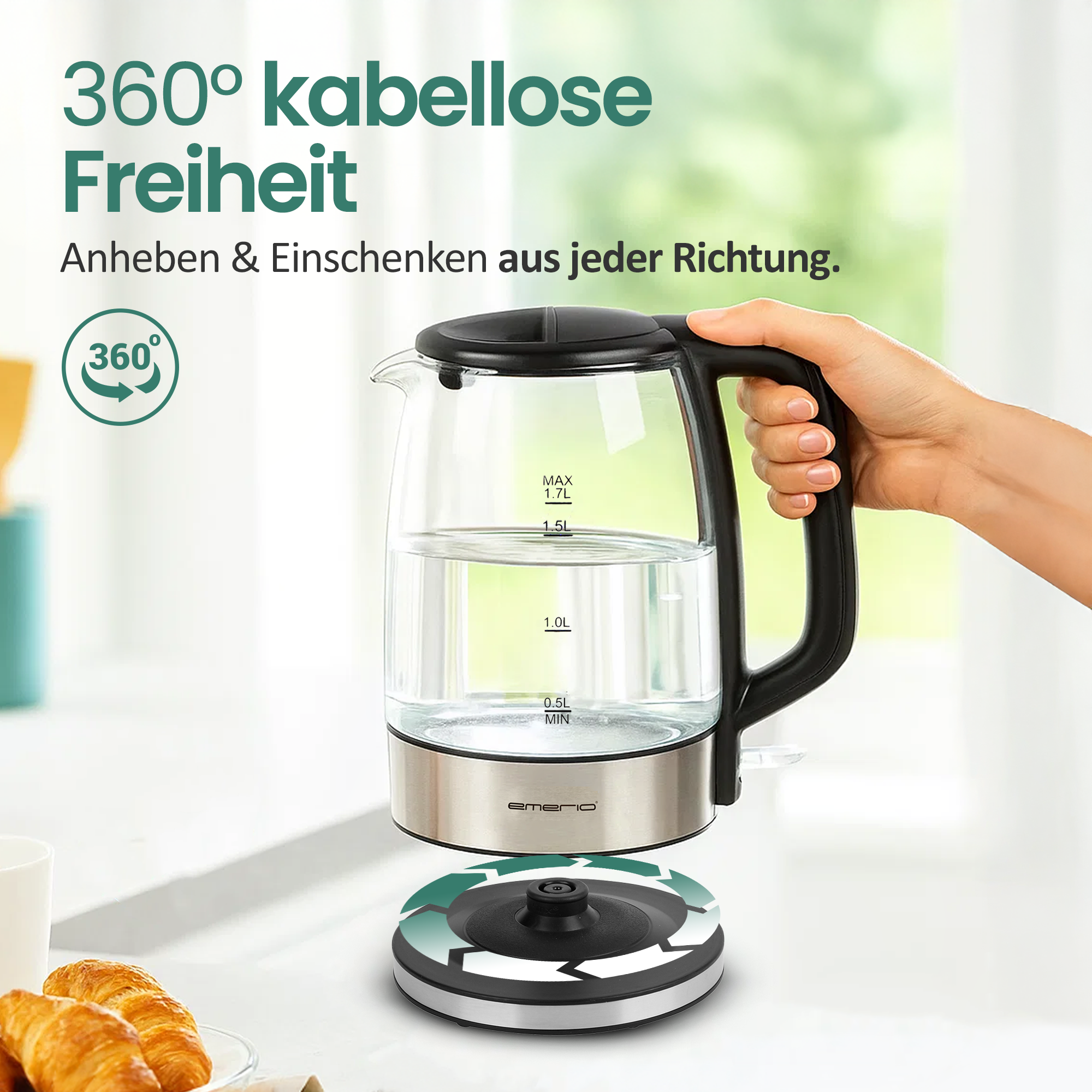 Ein Glaswasserkocher mit schwarzem Griff wird von einer Hand gehalten. Maximal 1,7 Liter.