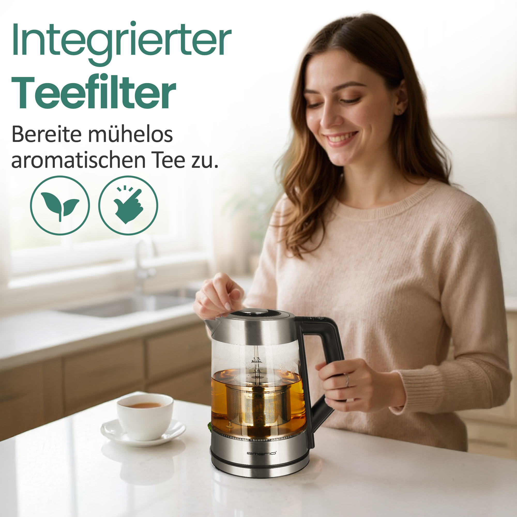 Eine Frau lächelt, während sie einen Glas-Teekocher mit integriertem Filter bedient.