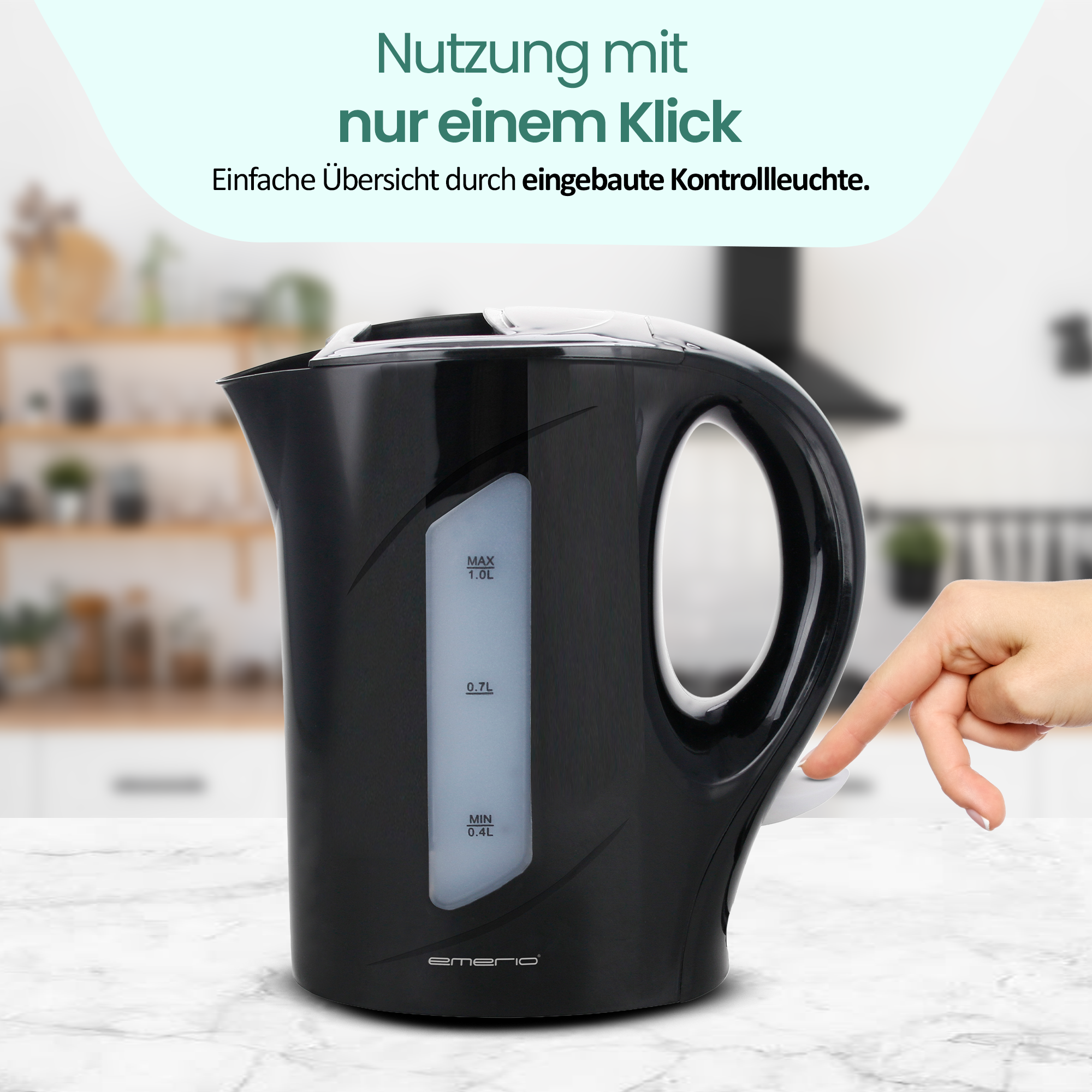Schwarzer Wasserkocher mit Anzeige für Wasserstand und Bedienfeld. Hand drückt Knopf.