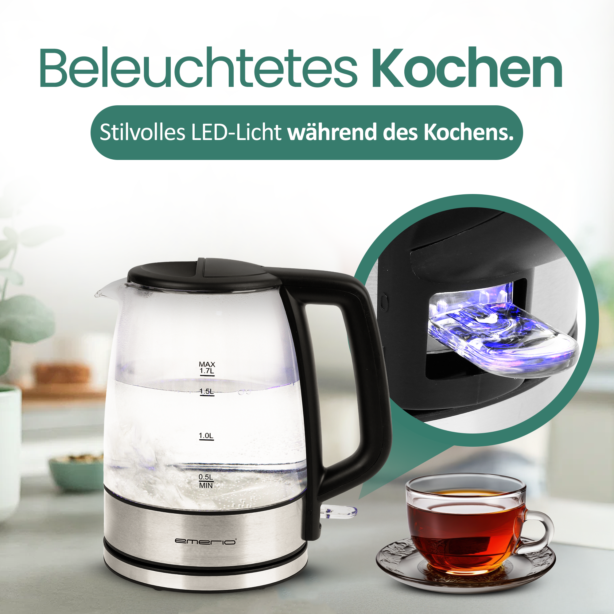 Eine beleuchtete Glas-Wasserkocher mit schwarzem Griff, daneben eine Tasse Tee.