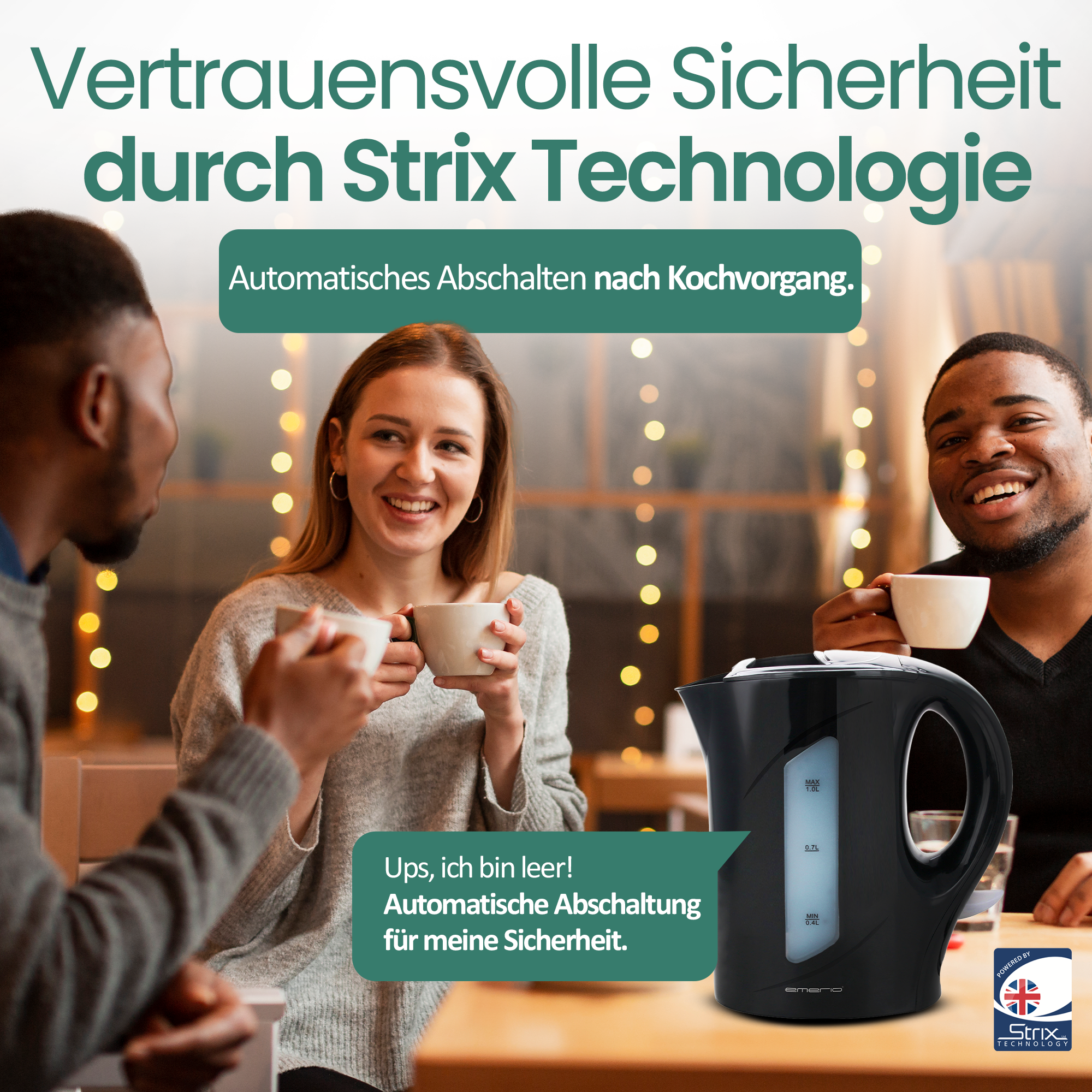 Drei Personen trinken Kaffee. Ein Wasserkocher steht im Vordergrund.