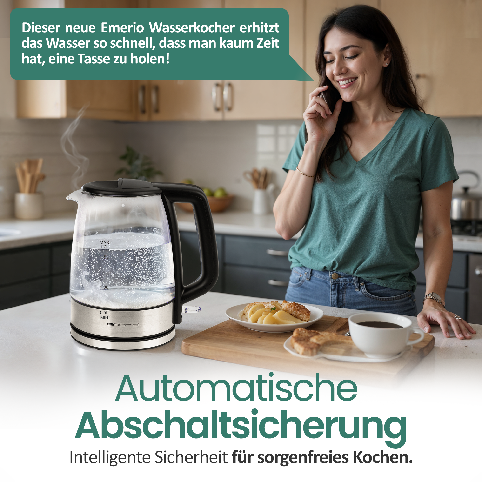 Eine Frau telefoniert, während ein Wasserkocher kocht. Auf dem Tisch liegen Essen und Kaffee.