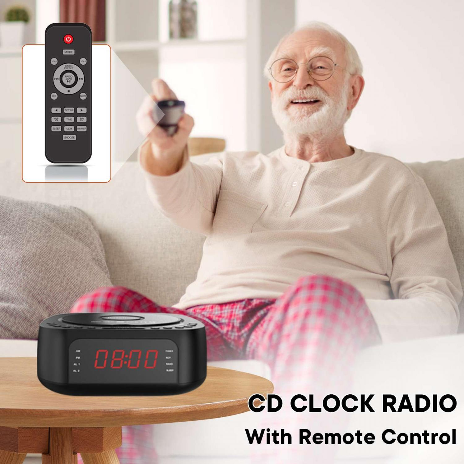 Ein älterer Mann mit Brille hält eine Fernbedienung und blickt nach rechts. Ein CD-Radio steht auf einem Tisch.