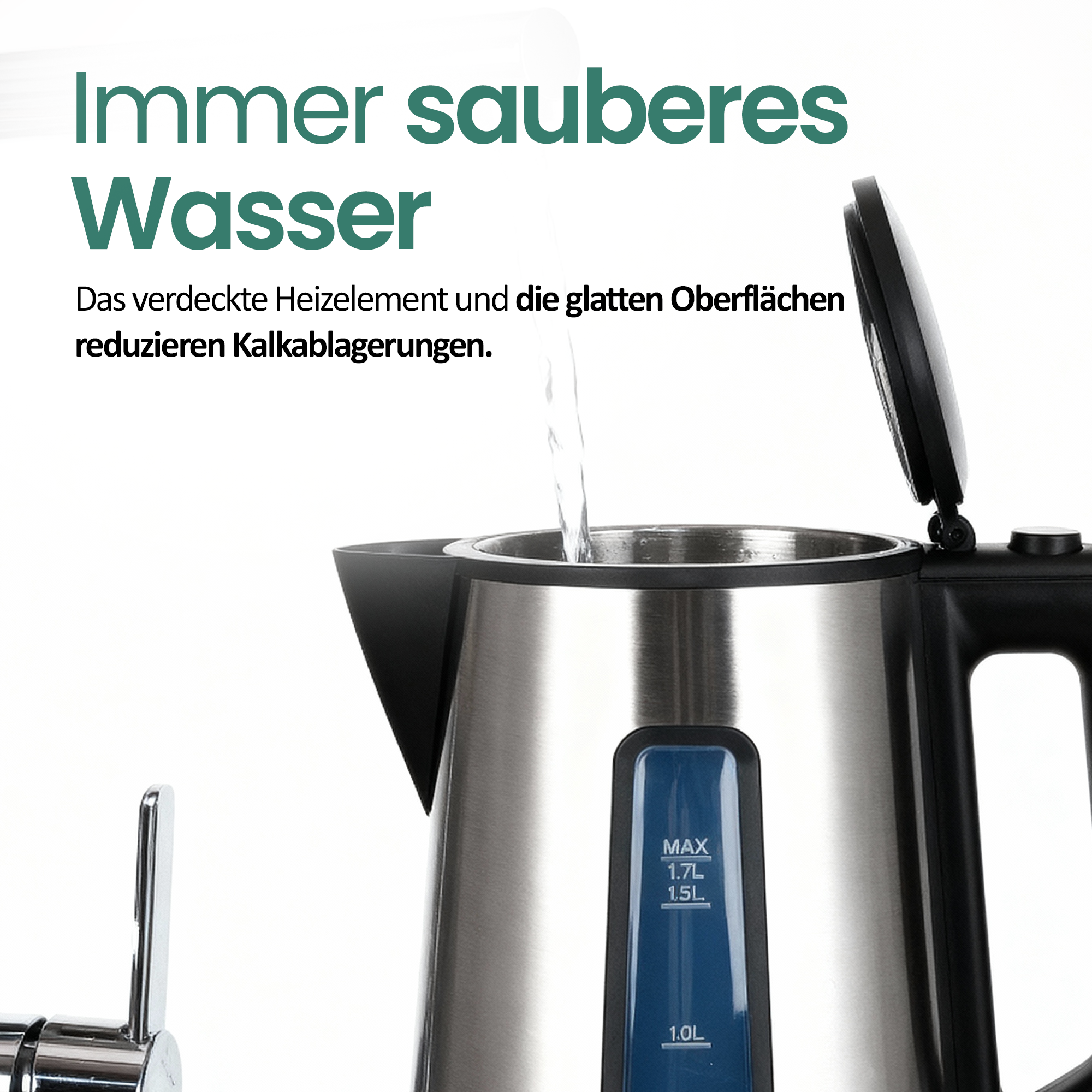 Wasser wird in einen Edelstahlwasserkocher gegossen. Eine Wasserstandsanzeige ist sichtbar.