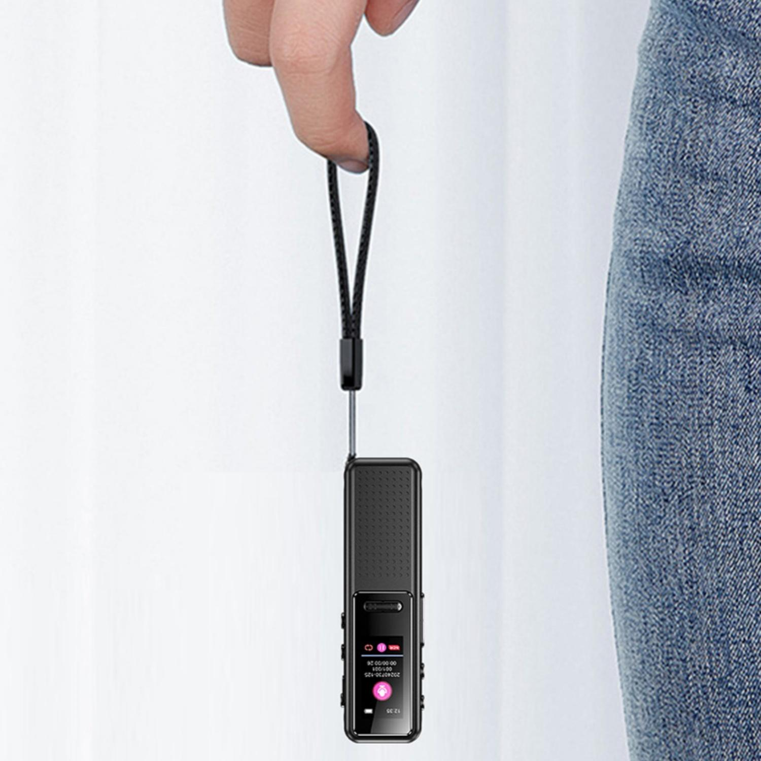 Eine Hand hält ein kleines schwarzes Aufnahmegerät mit Lanyard.