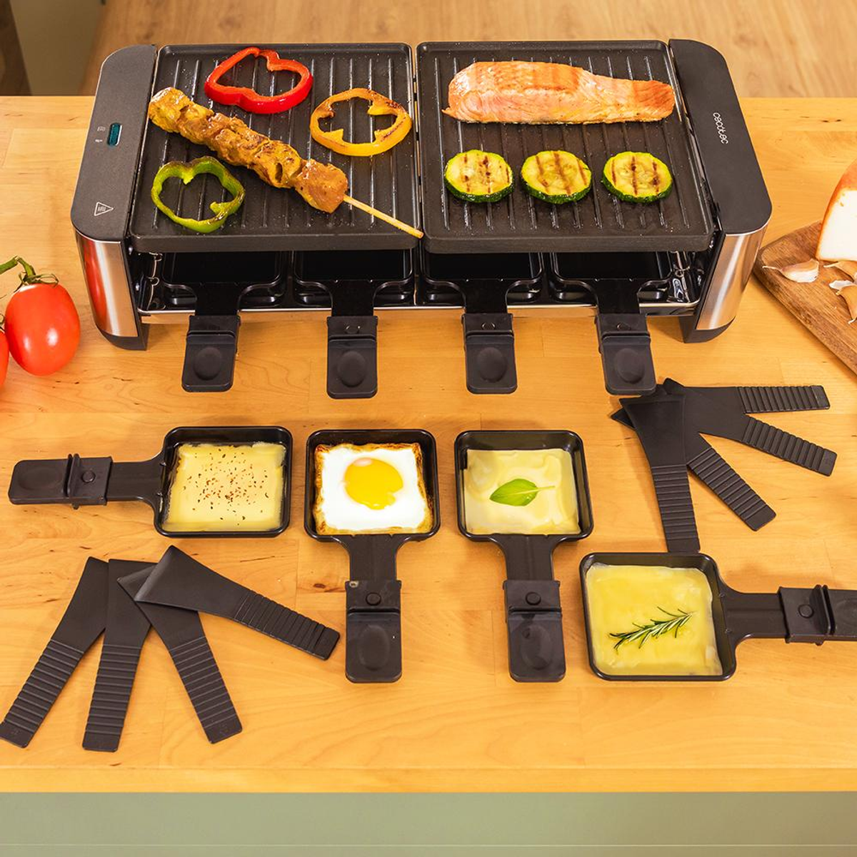 Grill do raclette z szaszłykiem, warzywami, łososiem i patelniami.