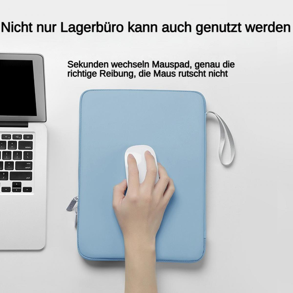 Eine Hand bewegt eine weiße Maus auf einem hellblauen Mauspad neben einem Laptop.