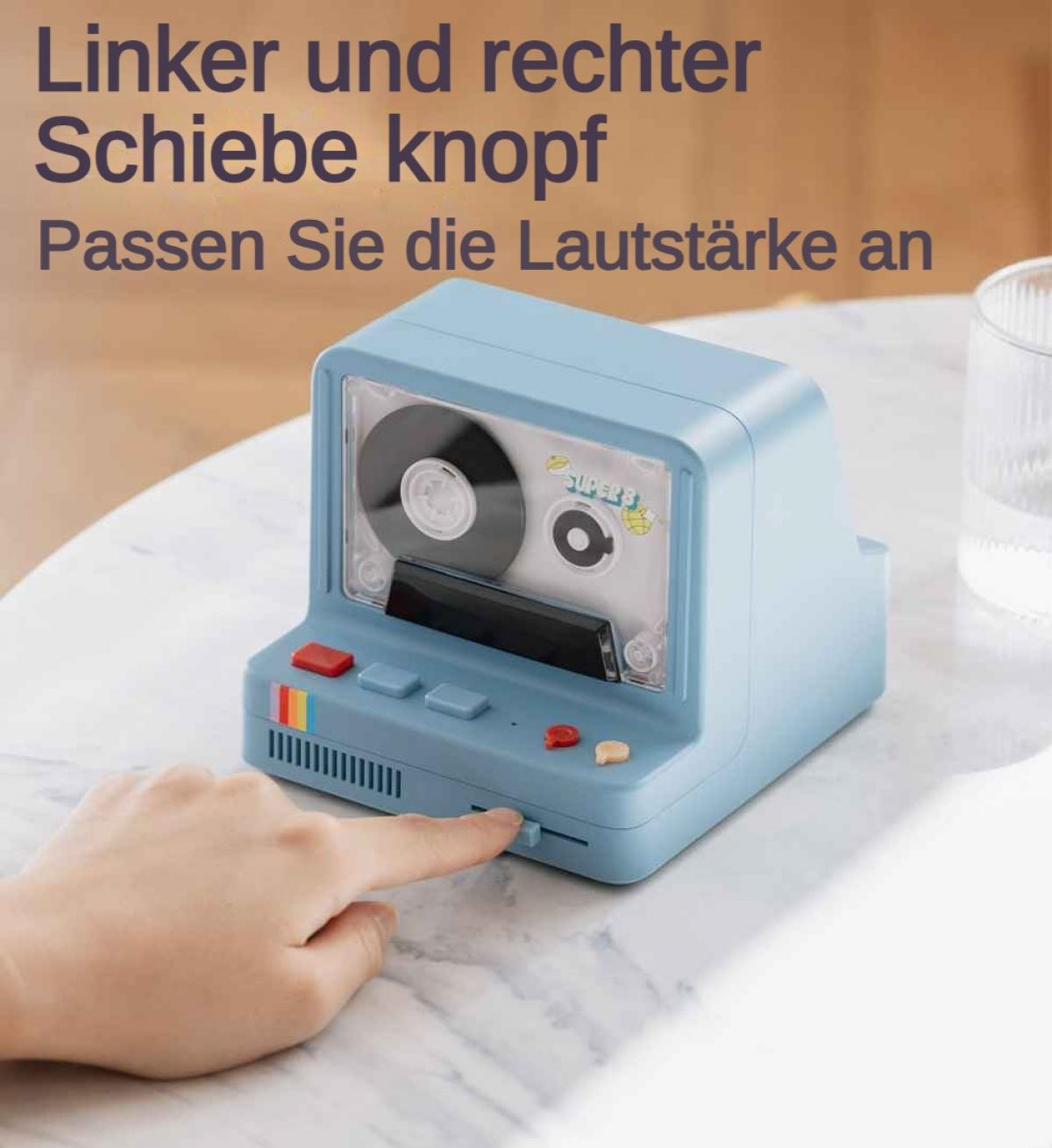Eine hellblaue Kassette-förmige Lautsprecherbox mit Bedienelementen.