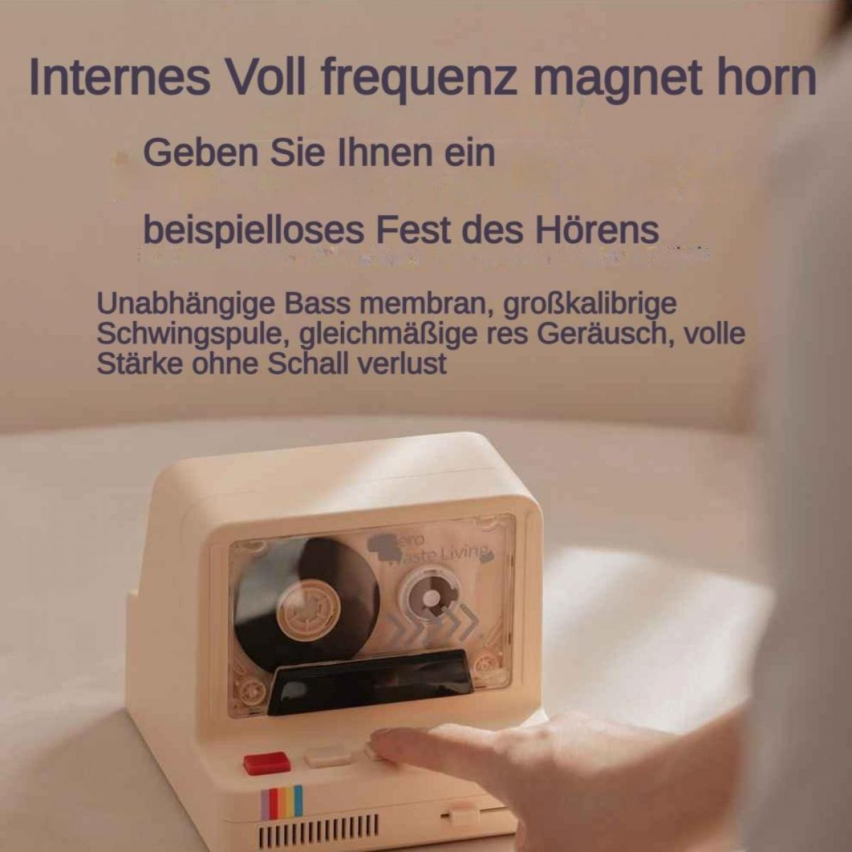 Ein beigefarbener Lautsprecher im Kassetten-Design, mit einer Hand, die einen Knopf drückt.