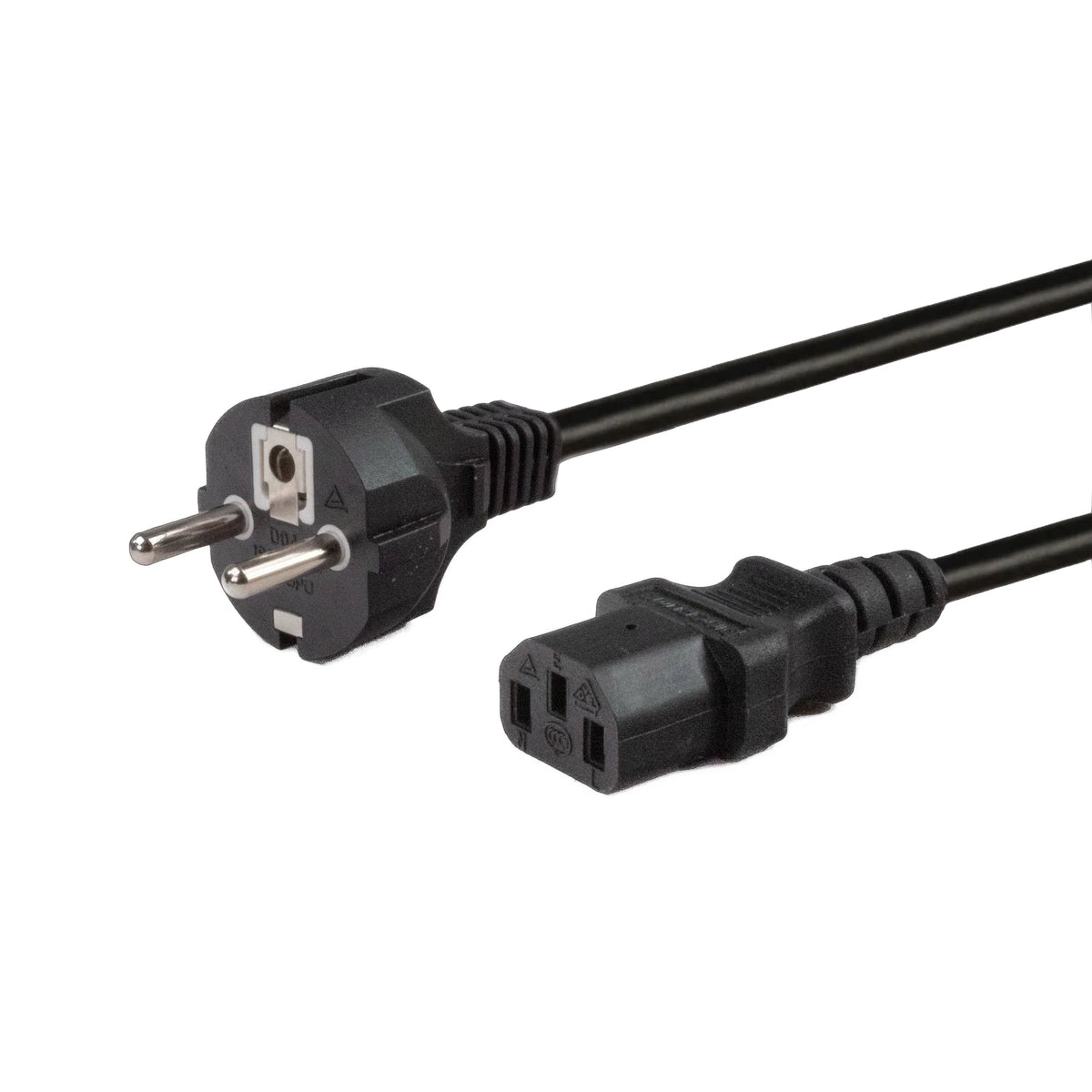 Ein schwarzes Stromkabel mit einem Eurostecker und einem C13-Stecker.
