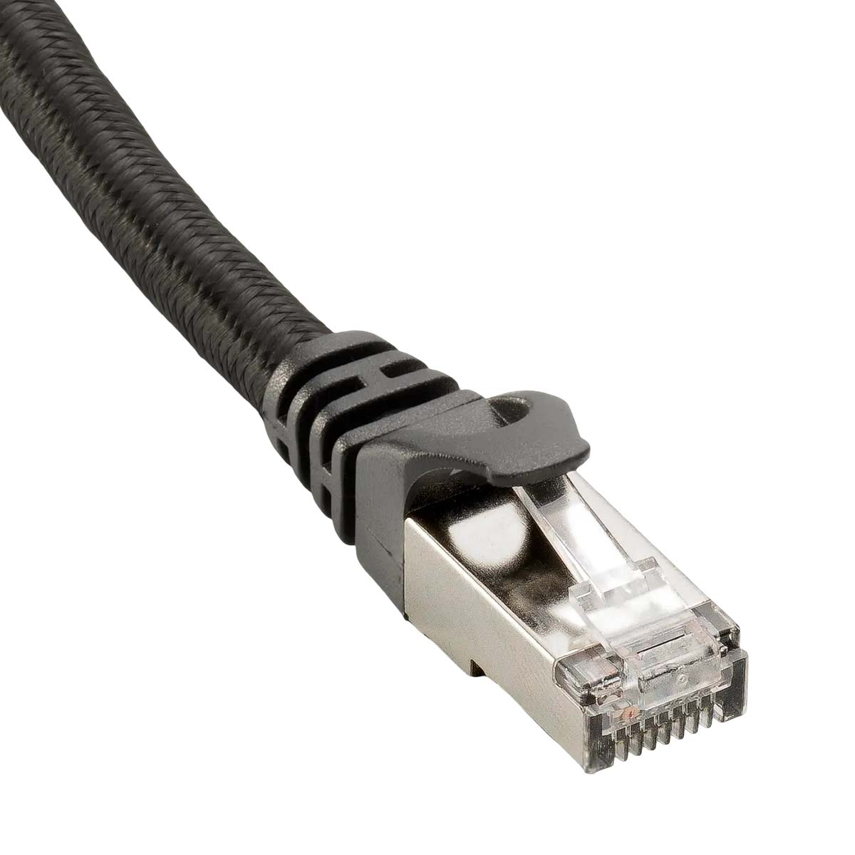 Un cavo di rete nero con connettore RJ45 e alloggiamento in metallo argentato.
