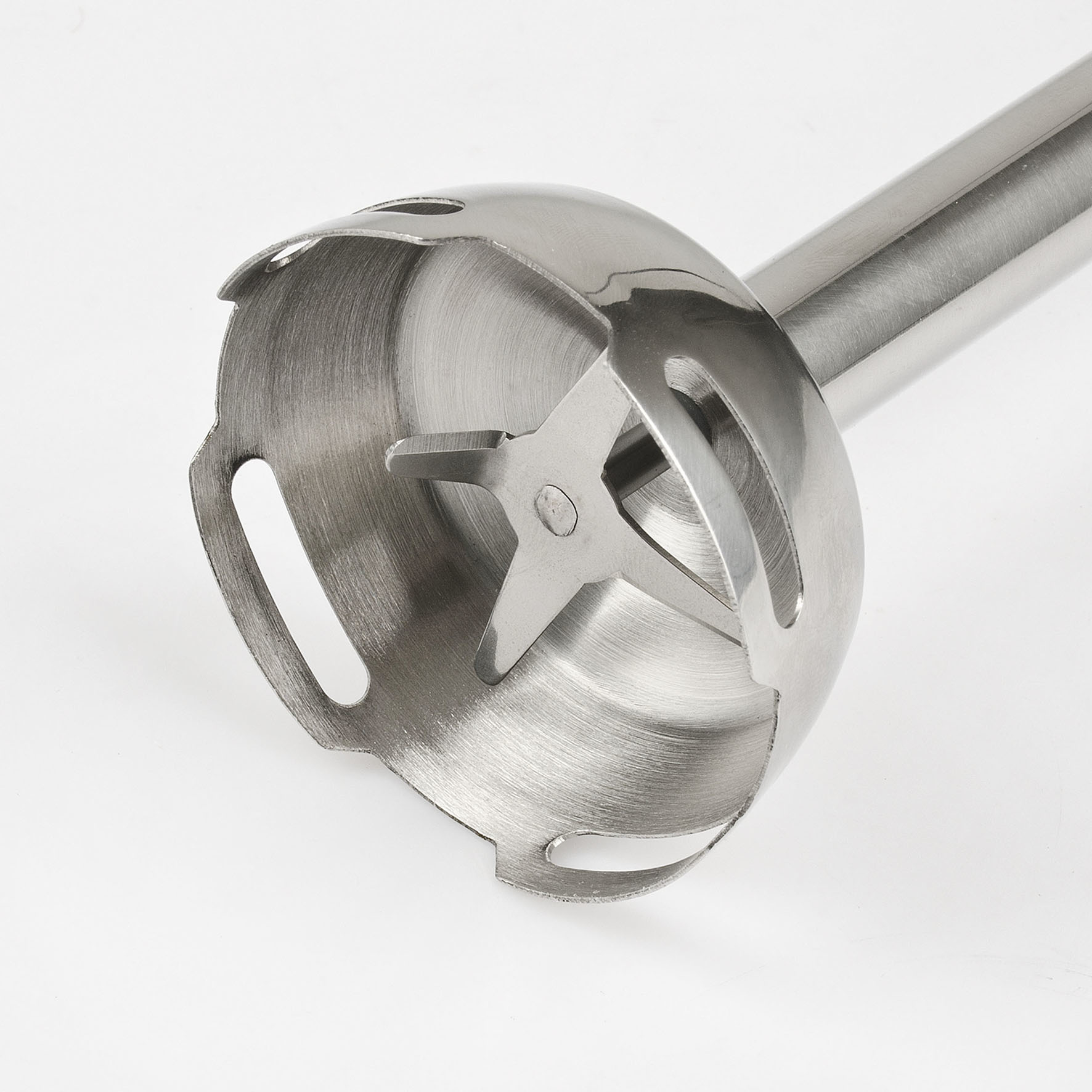 Zbliżenie na stalową głowicę blendera ręcznego z czterema ostrzami.