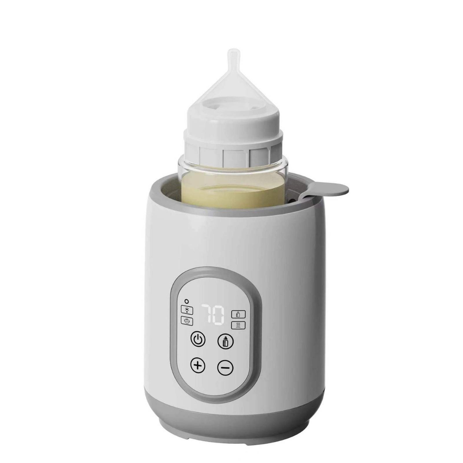 Ein weißer Flaschenwärmer mit einer Babyflasche mit gelblicher Flüssigkeit darin.
