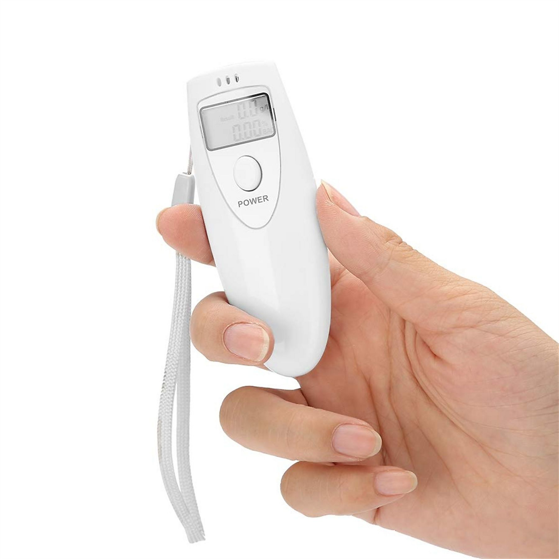 Eine Hand hält einen weißen digitalen Alkoholtester mit Display und Lanyard.