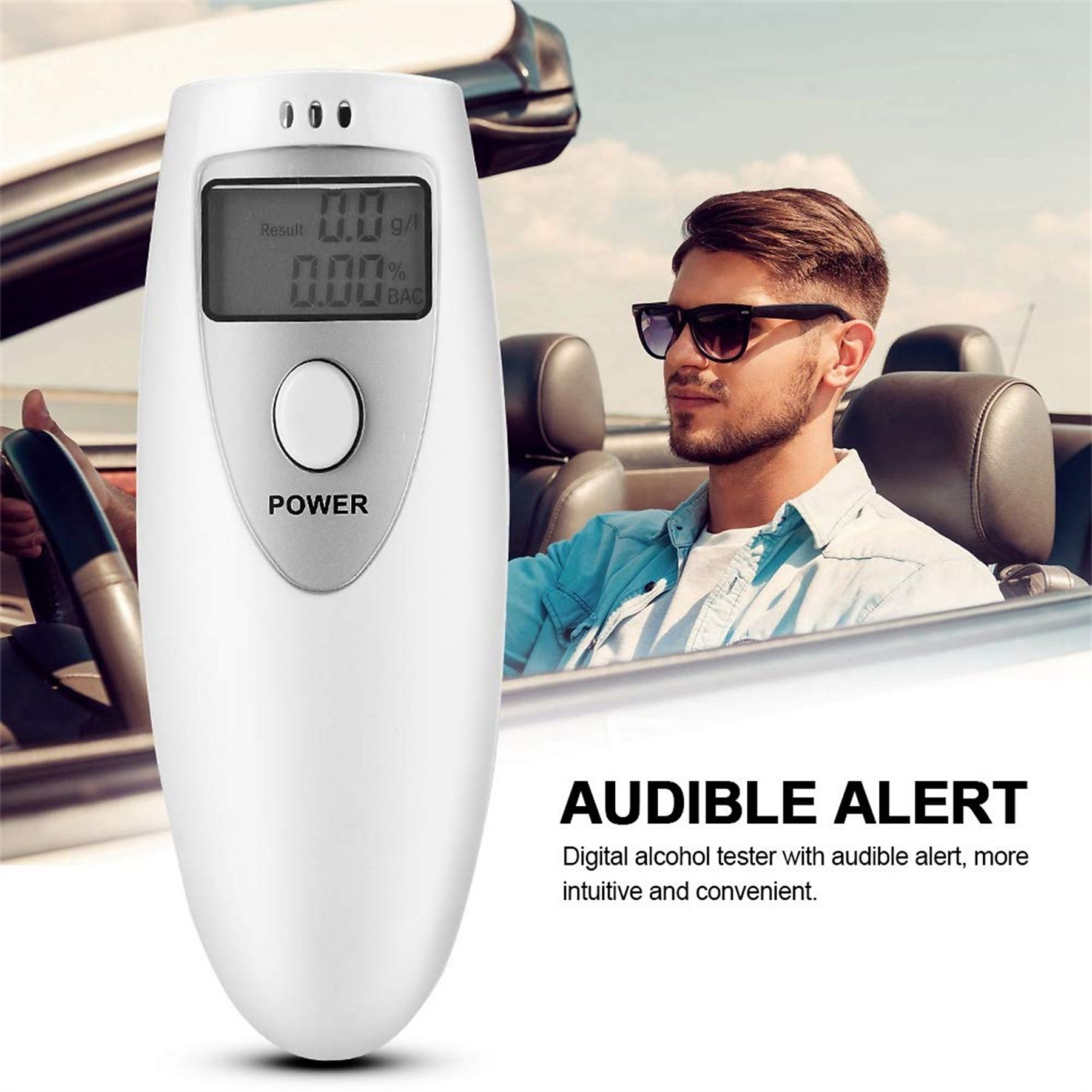 Ein Mann in einem Cabrio mit einem digitalen Alkoholtester.