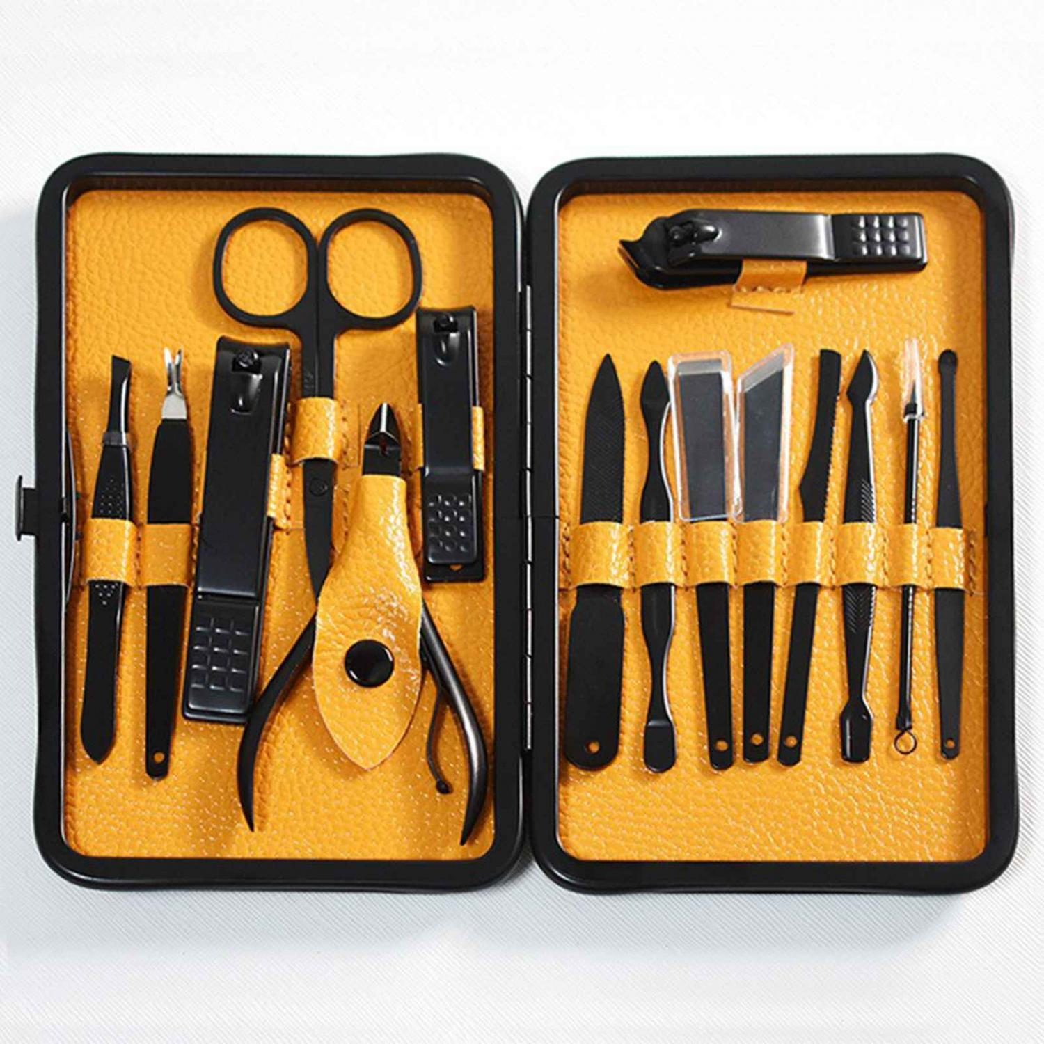 Ein offenes schwarzes Etui mit gelbem Innenfutter, das Werkzeuge für die Nagelpflege enthält.