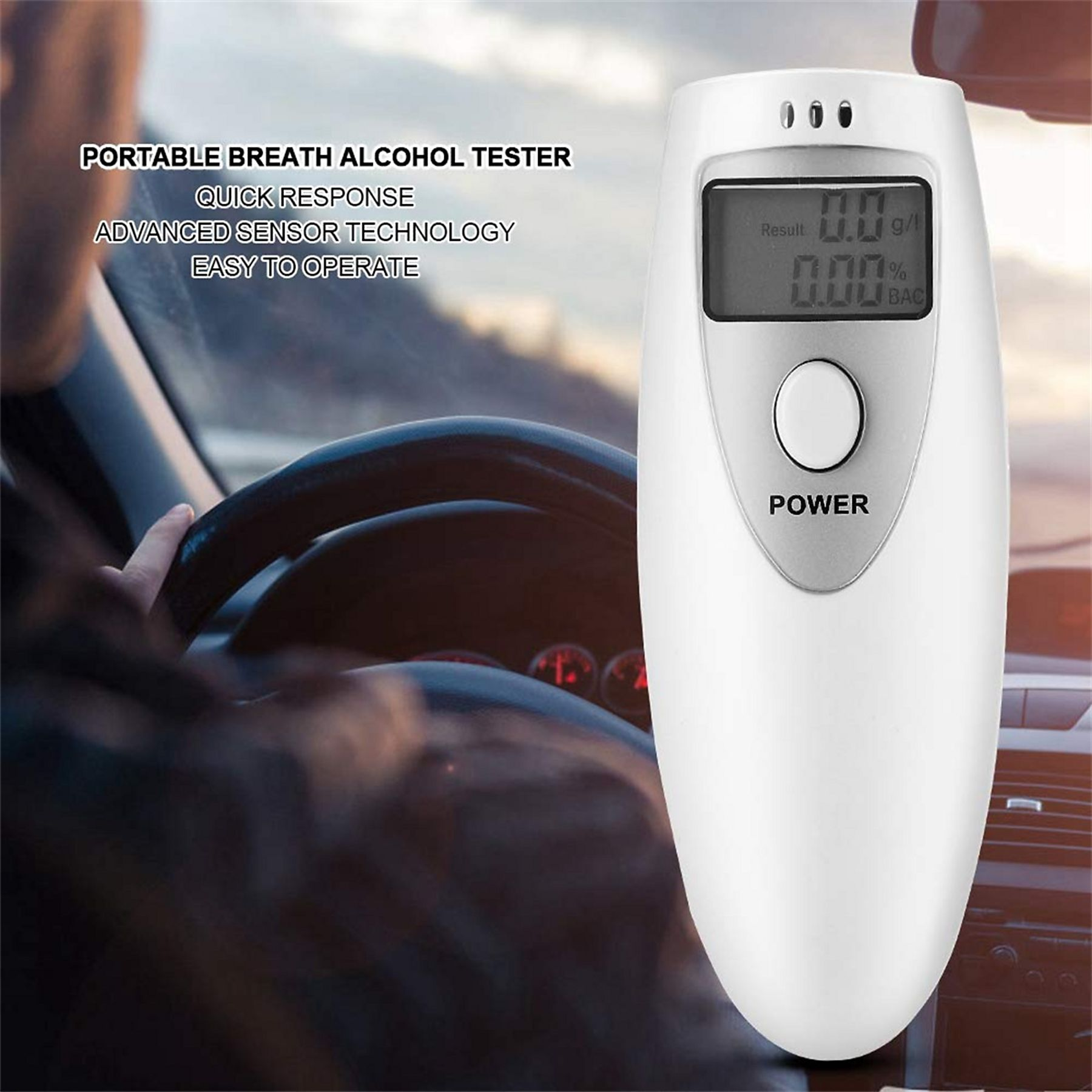 Ein weißer Alkoholtester liegt auf dem Armaturenbrett eines Autos, ein Finger hält das Lenkrad.