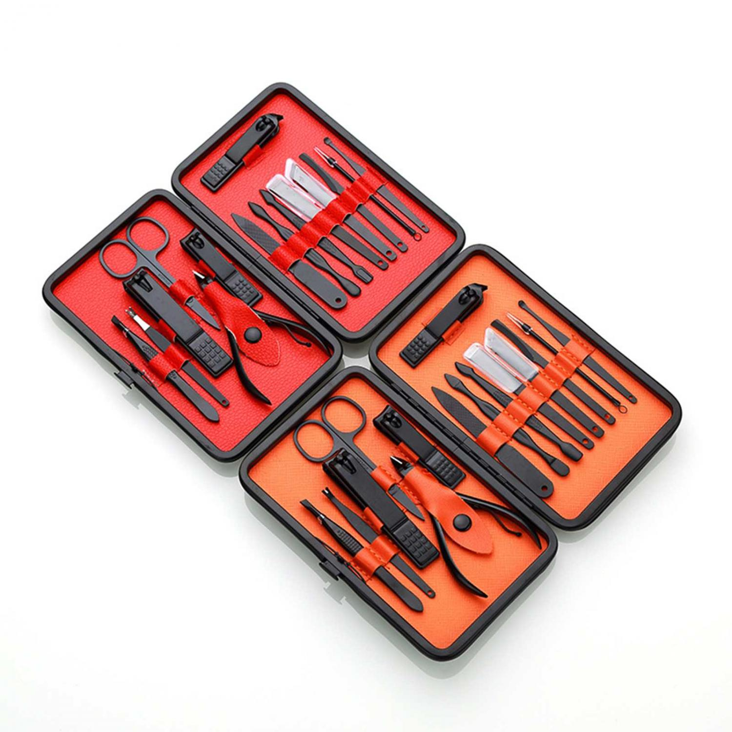Vier offene Maniküre-Sets mit schwarzen Werkzeugen auf rotem und orangem Hintergrund.
