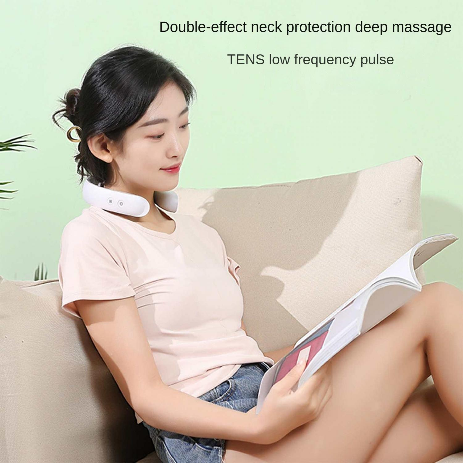 Frau mit Nackenmassagegerät liest ein Buch auf einem Sofa.